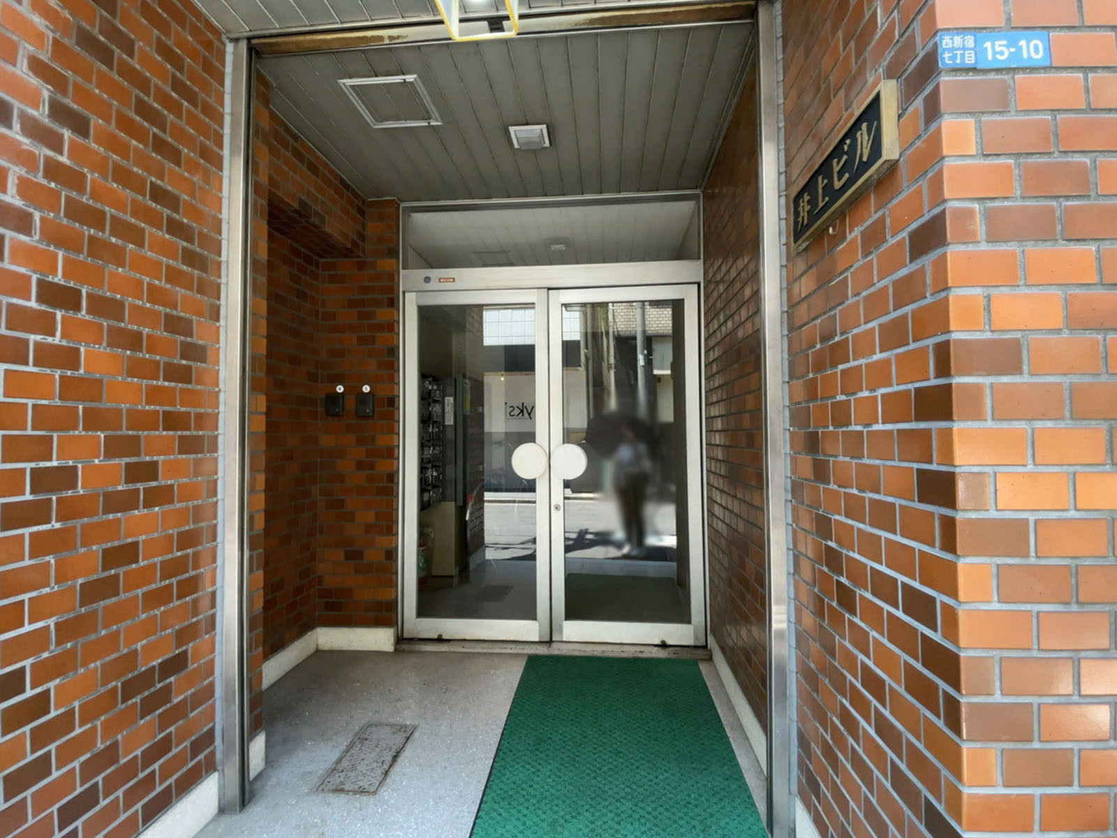 オフィスビル出入口