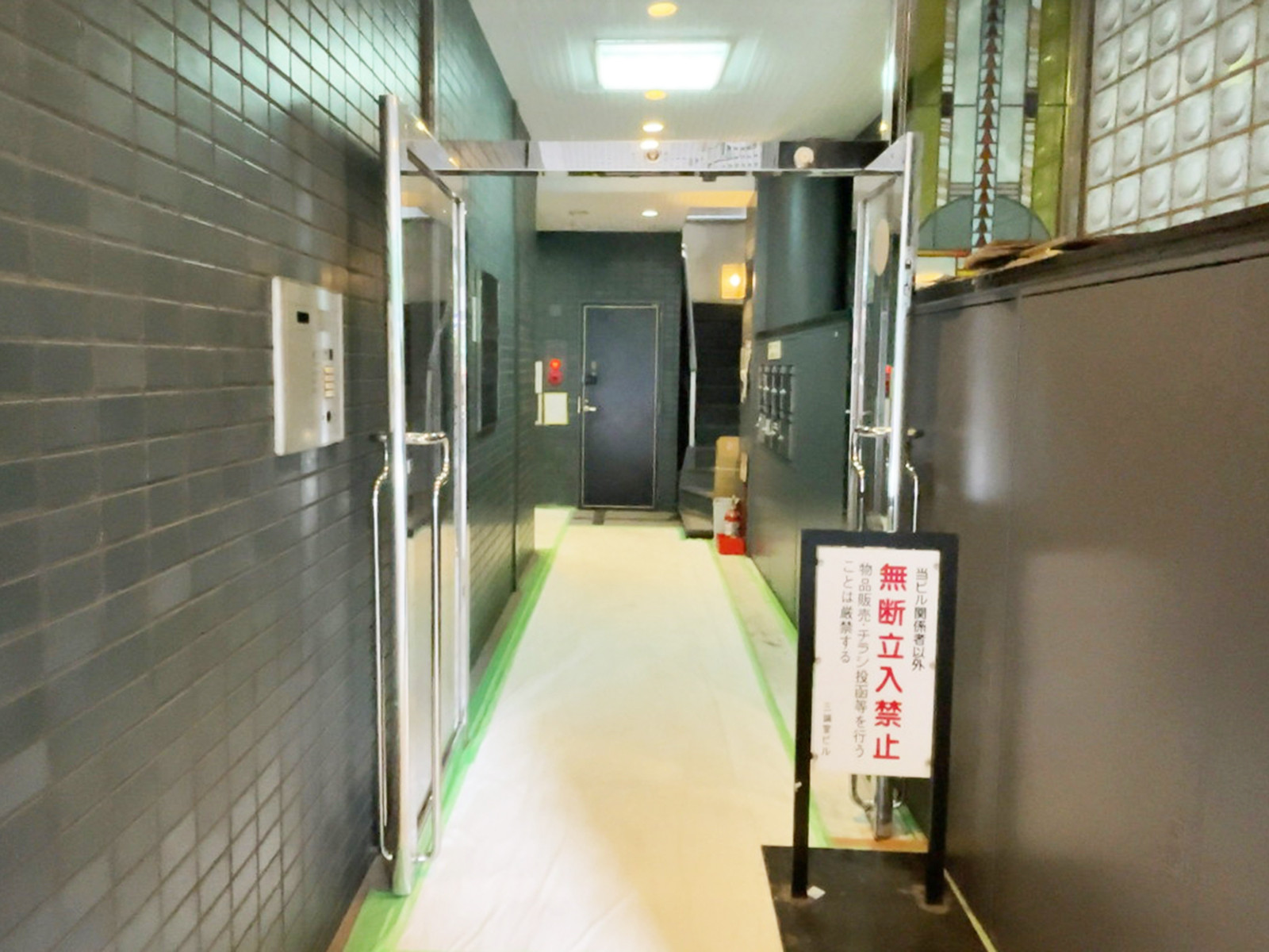 オフィスビル出入口