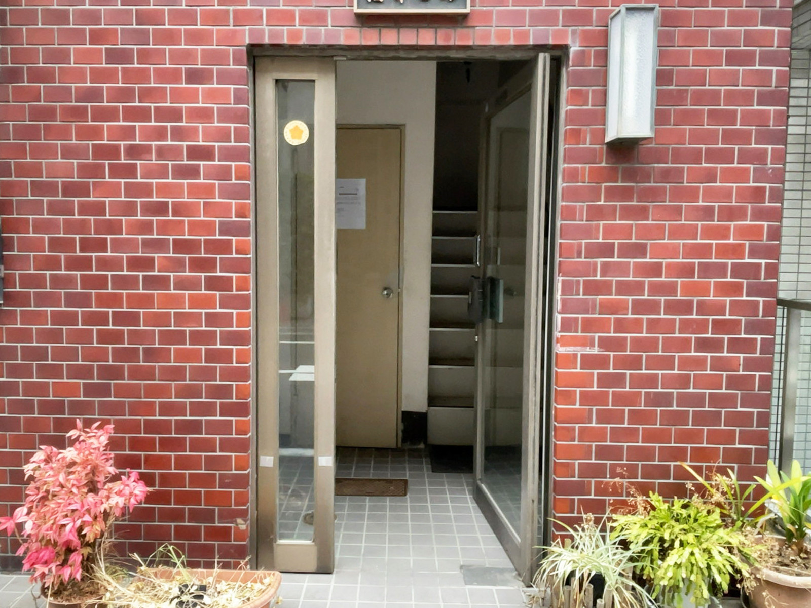 オフィスビル出入口