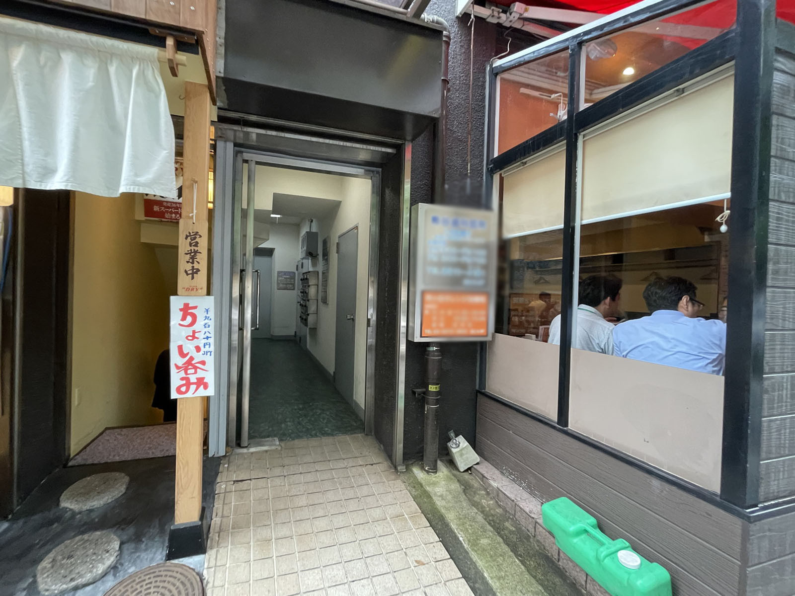 オフィスビル出入口