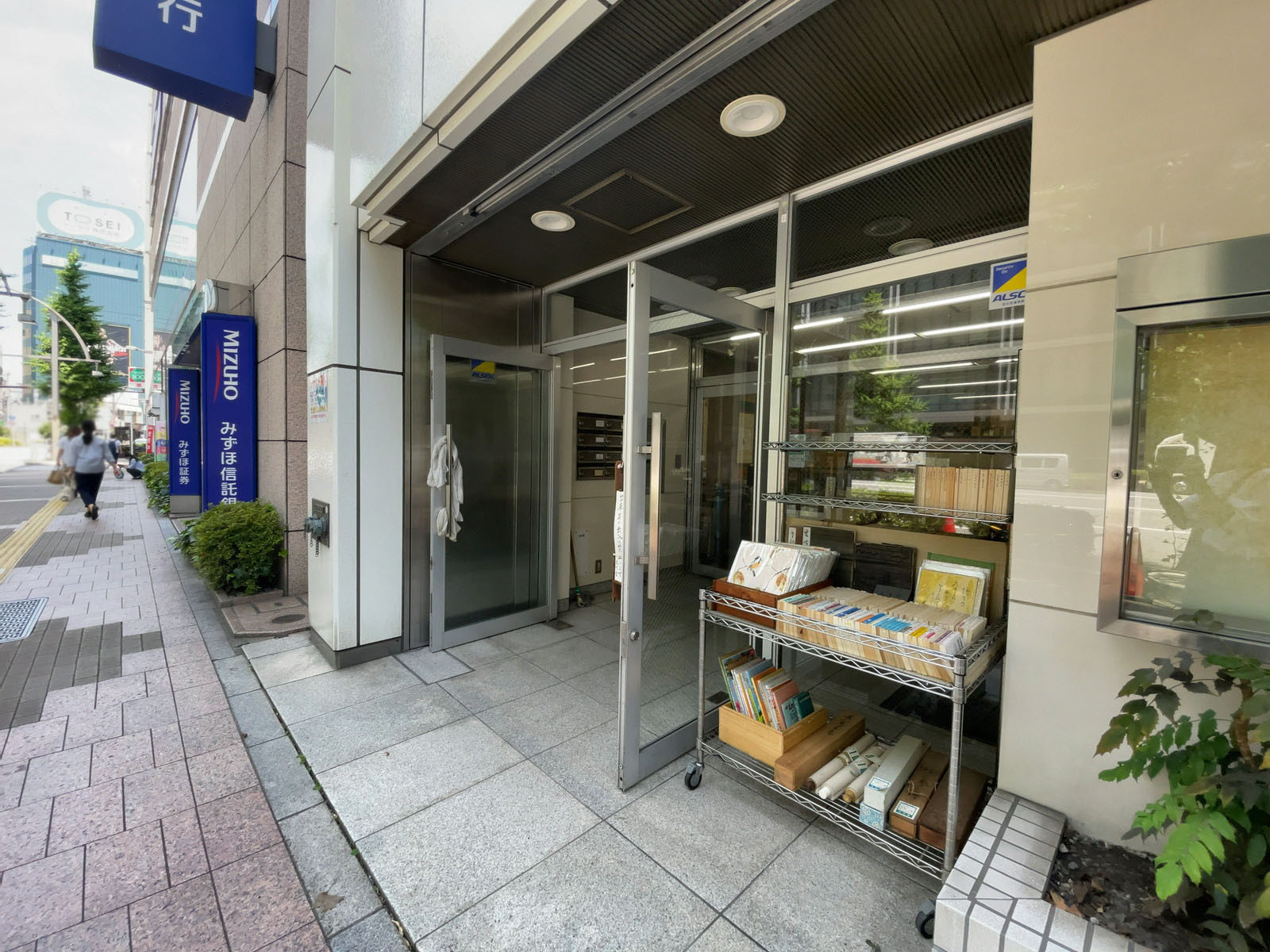 オフィスビル出入り口