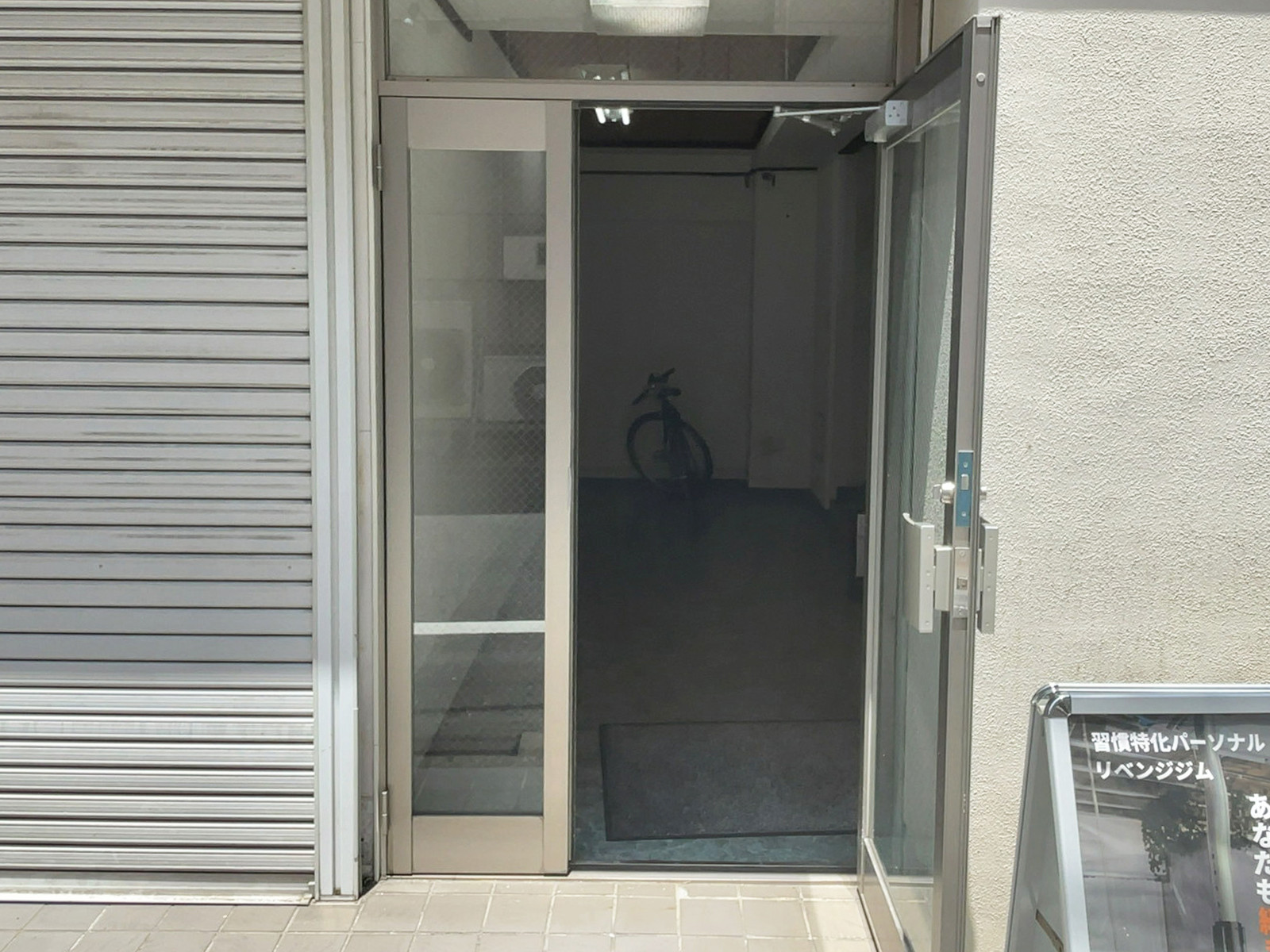 オフィスビル出入口