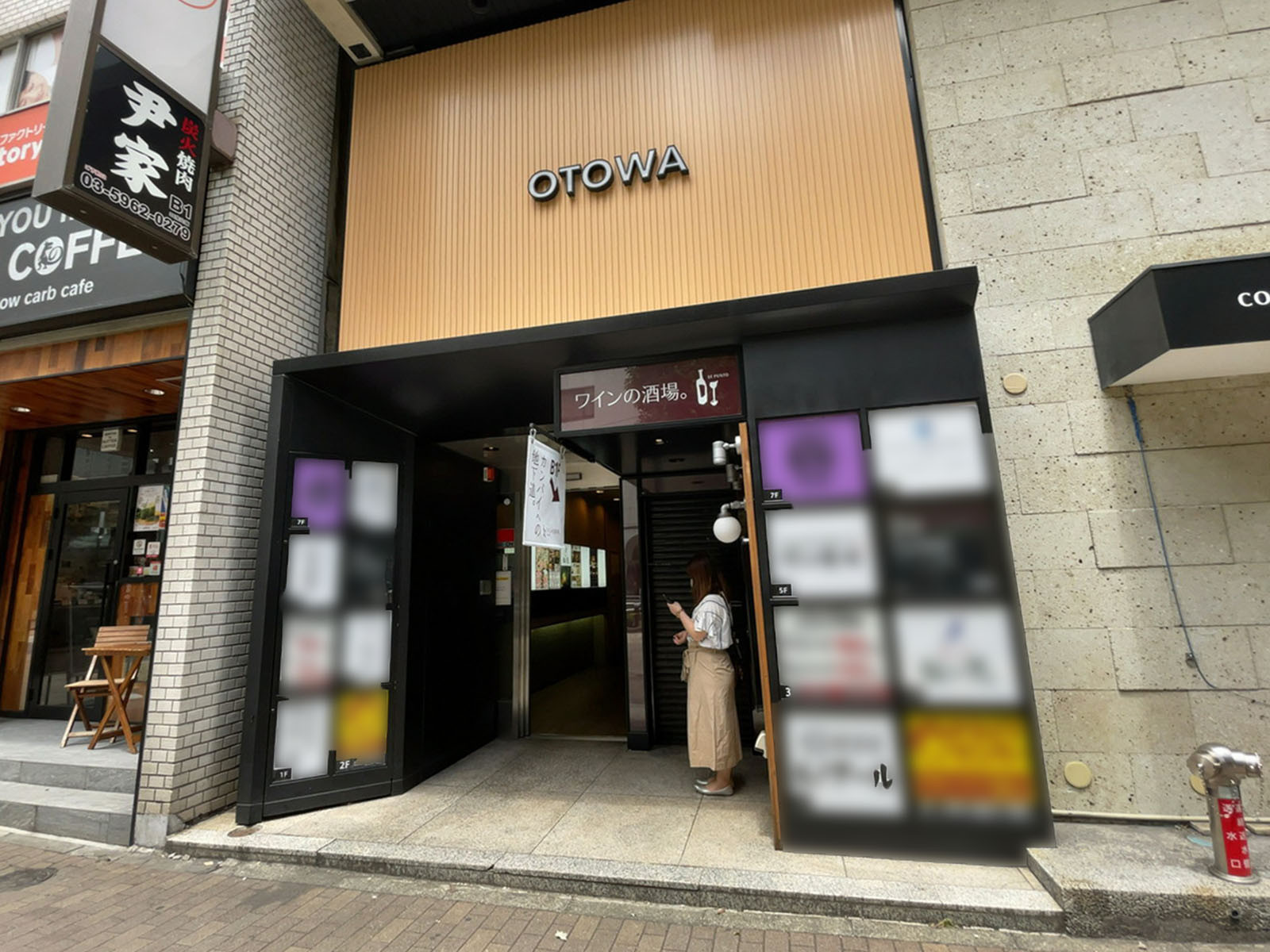 オフィスビル出入口