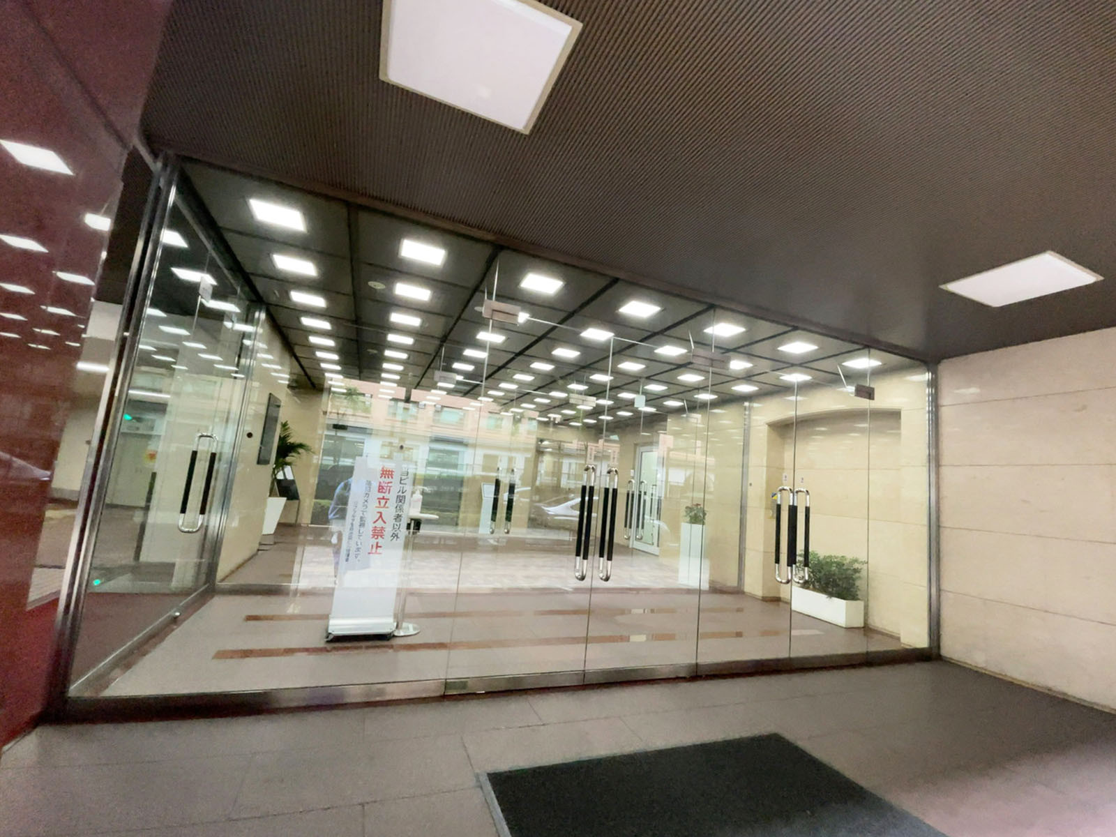 オフィスビル出入口