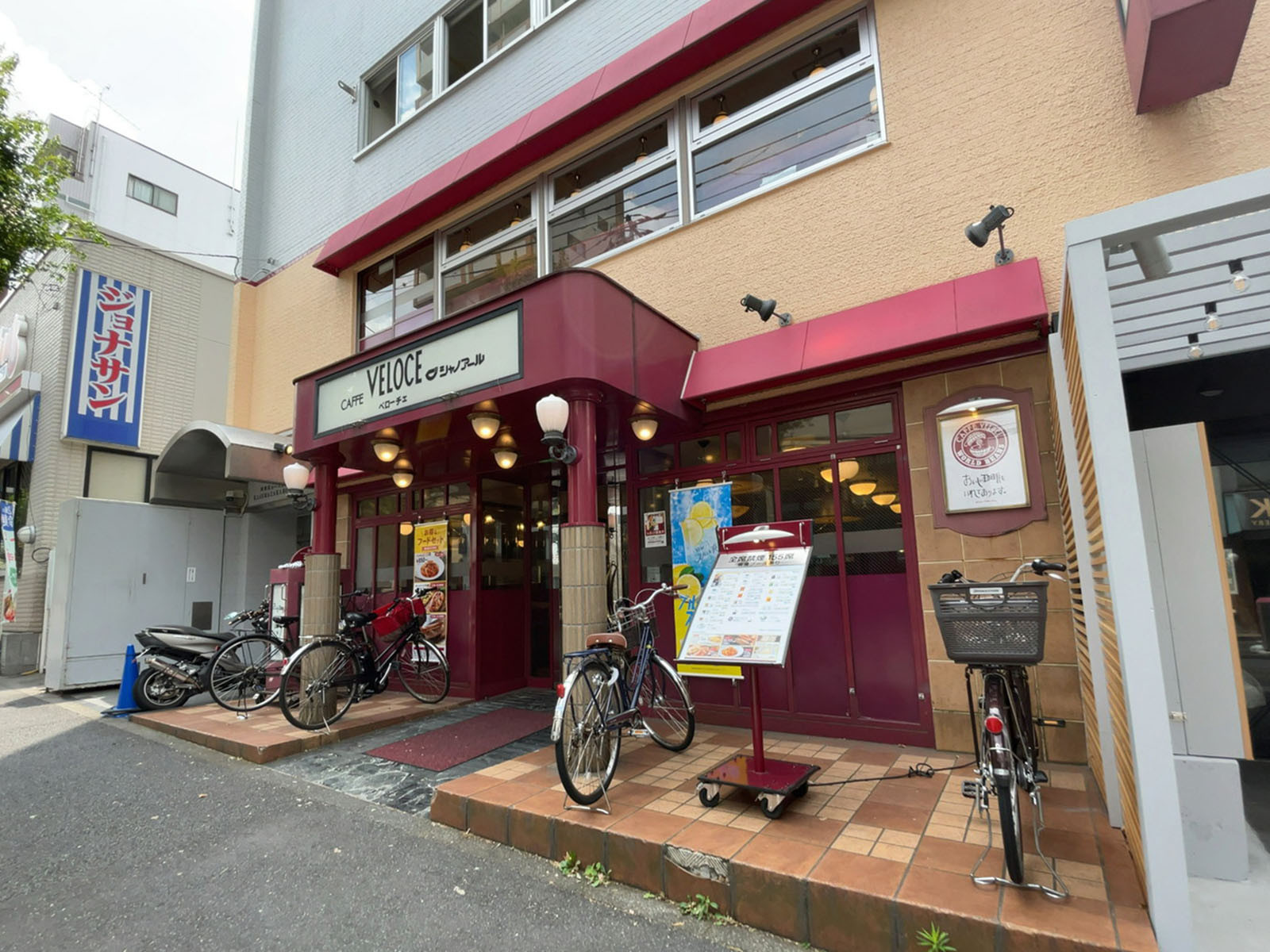 1階のカフェ・ベローチェ神楽坂駅前店