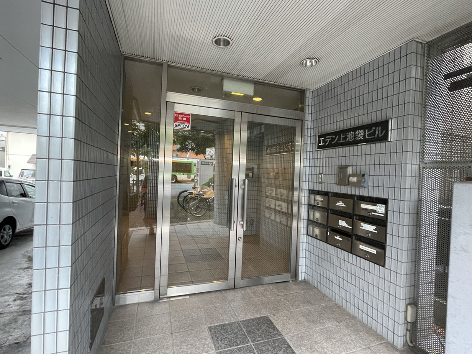 オフィスビル出入口