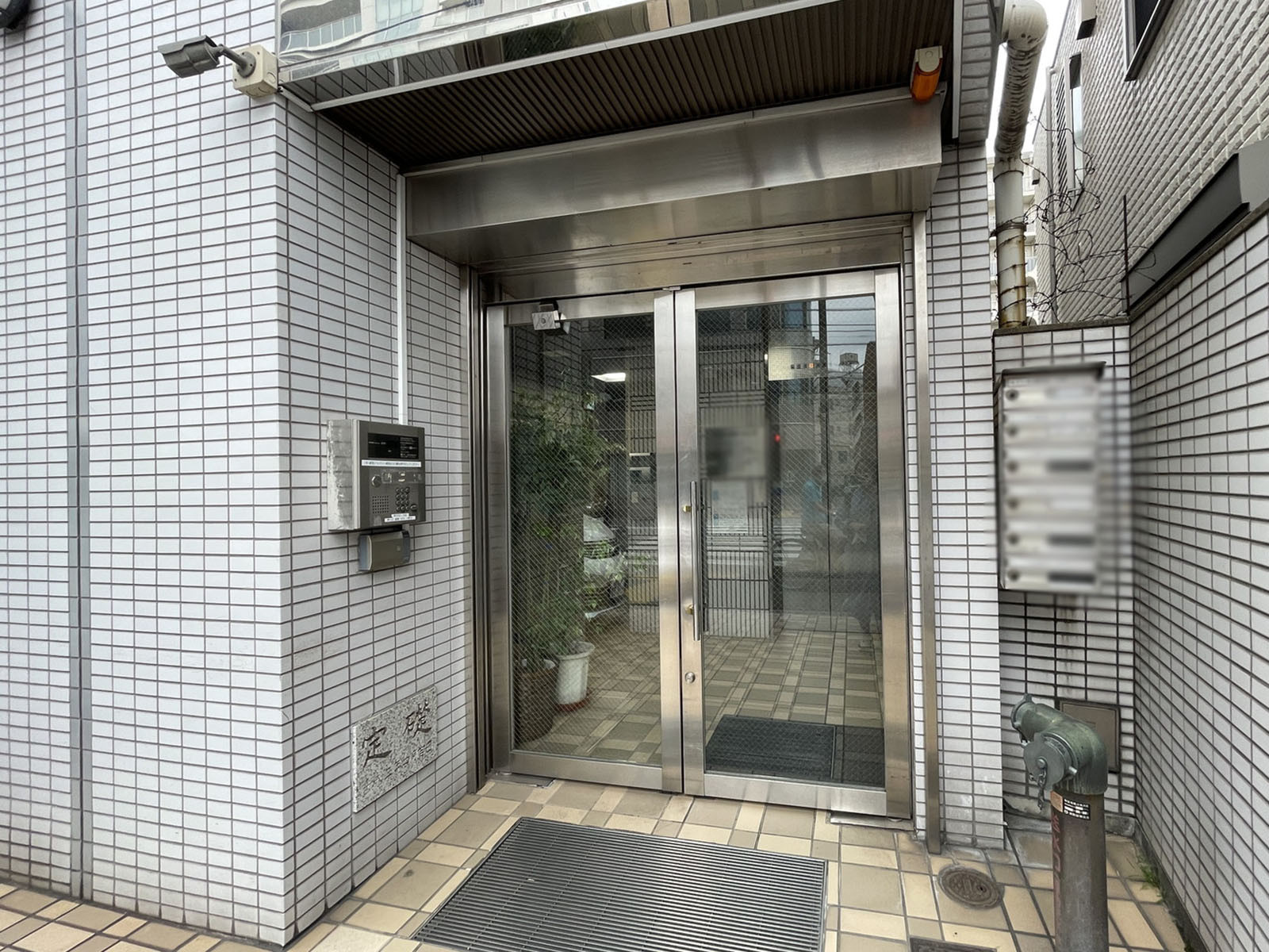 オフィスビル出入口