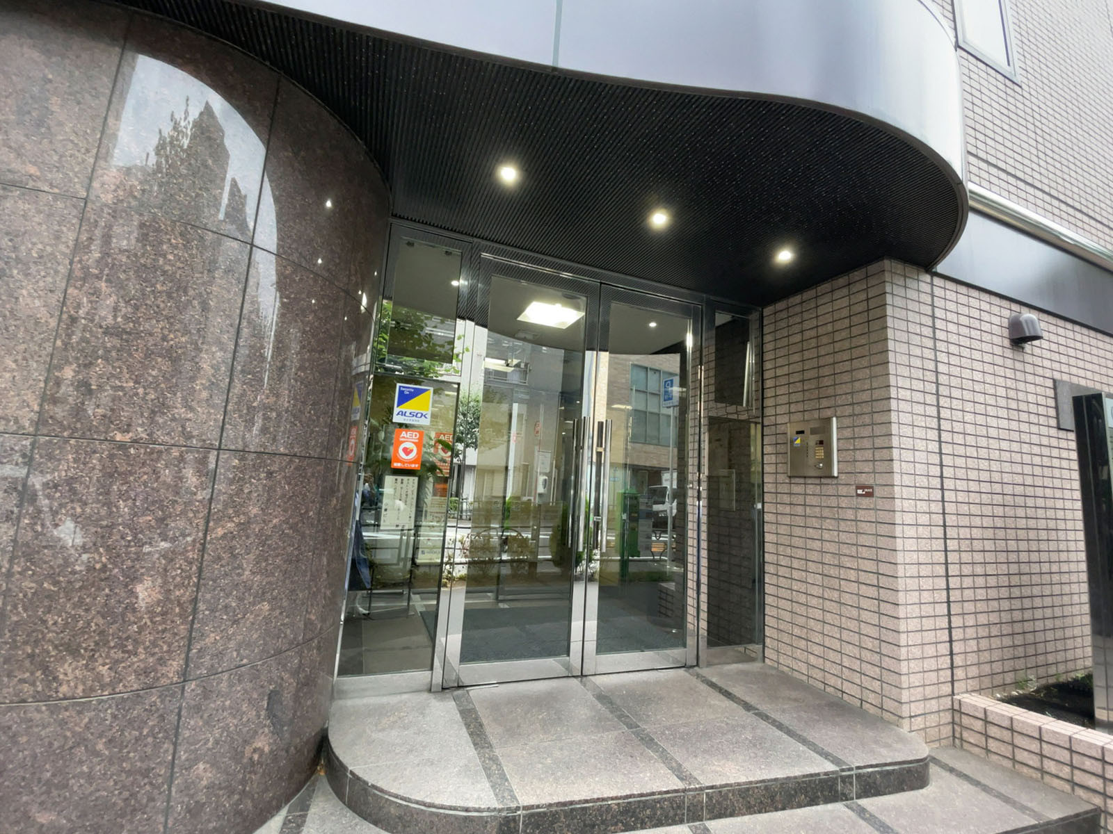オフィスビル出入口