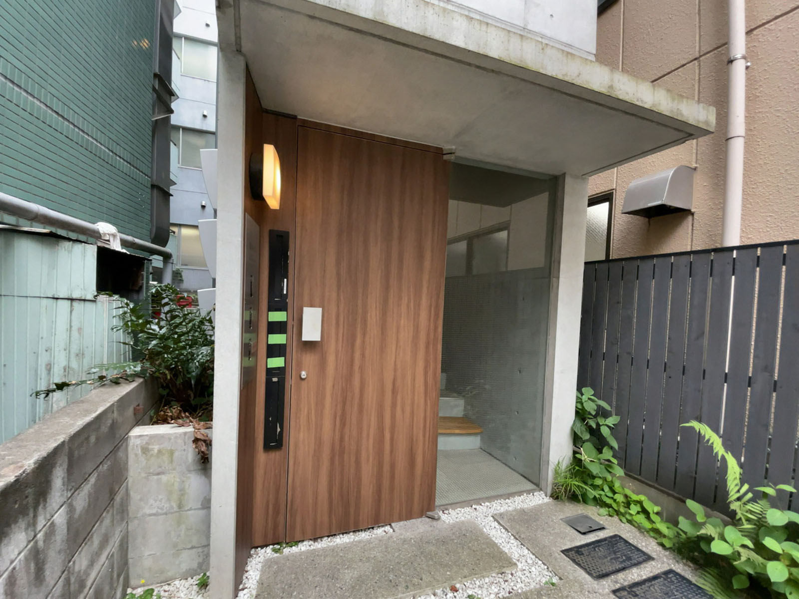 オフィスビル出入口
