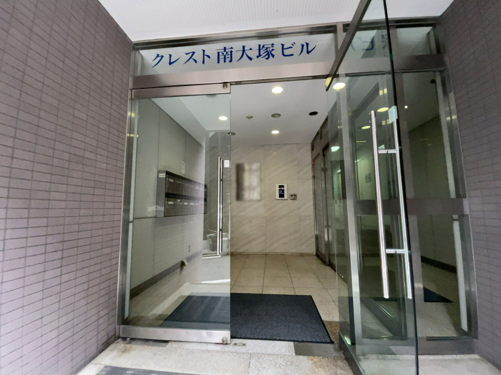 オフィスビル出入口
