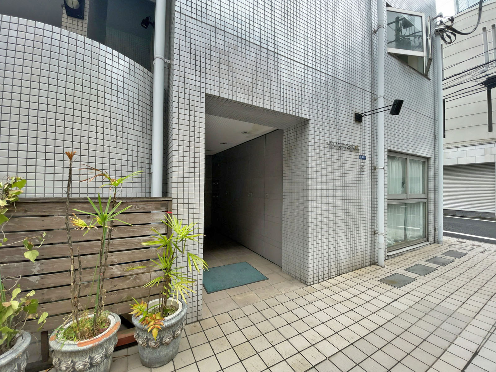 オフィスビル出入り口