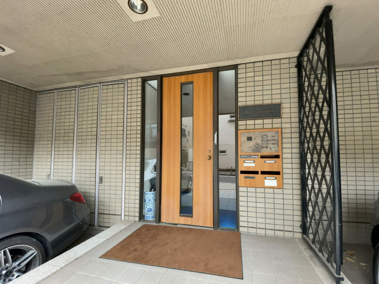 オフィスビル出入り口