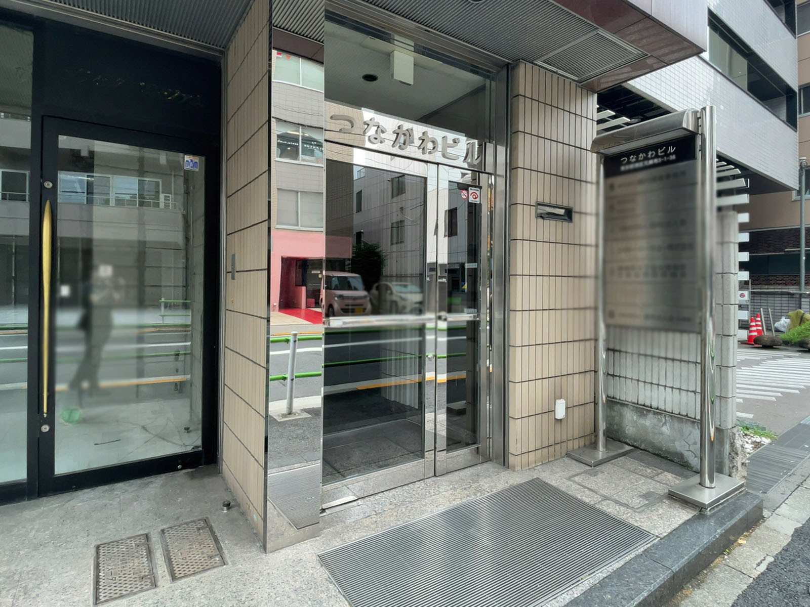 オフィスビル出入り口