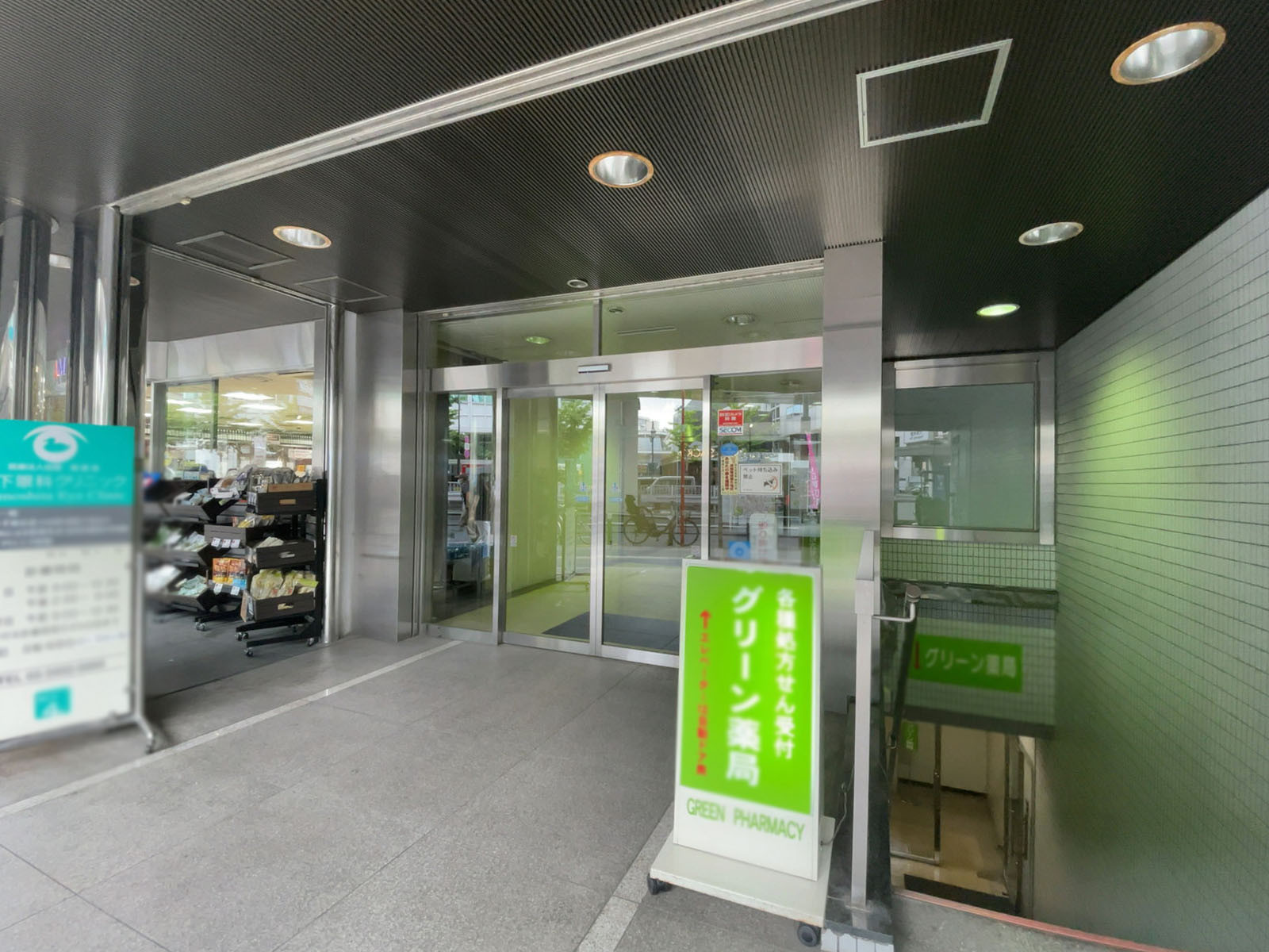 オフィスビル出入り口