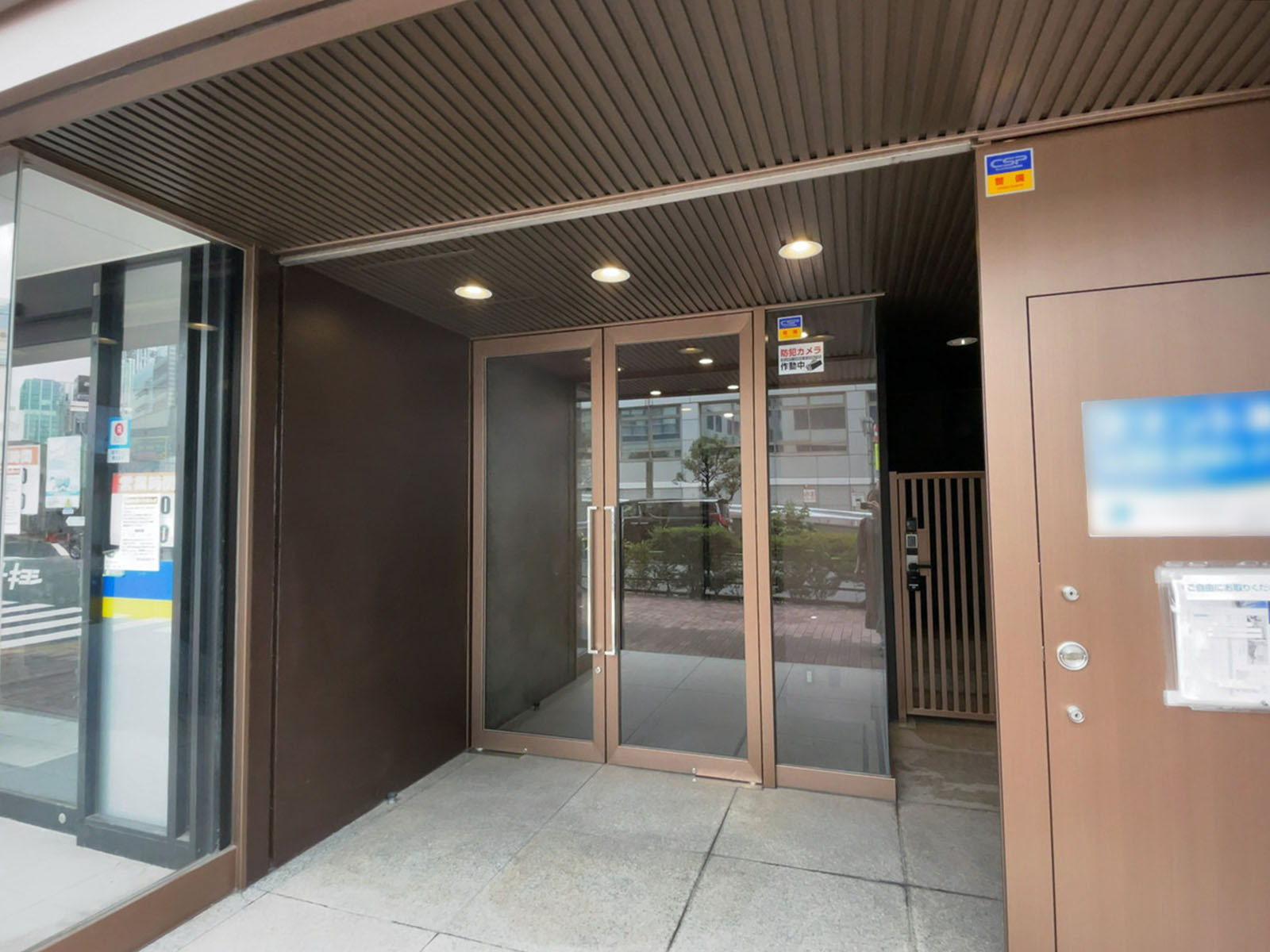 オフィスビル出入口