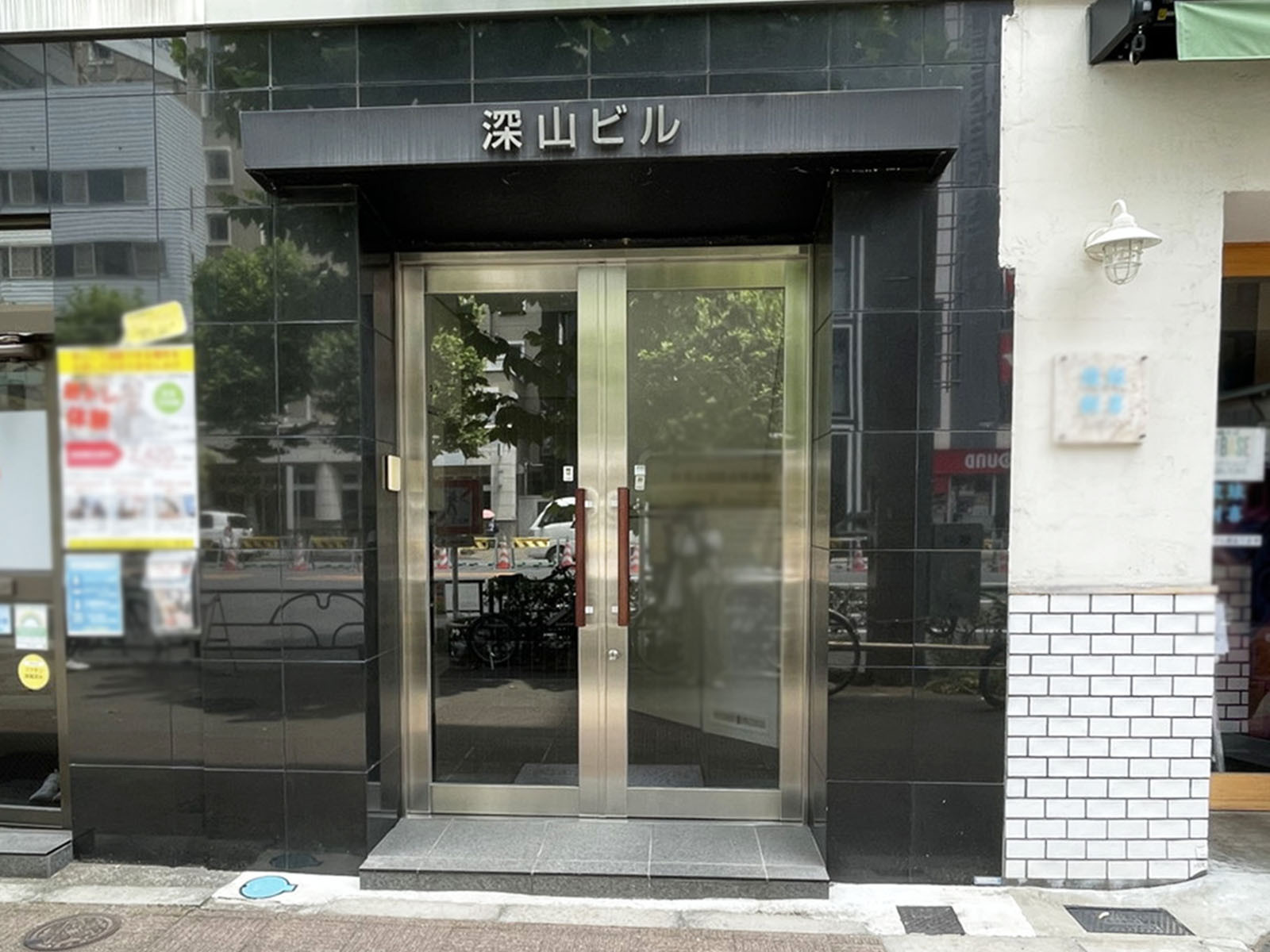 オフィスビル出入口