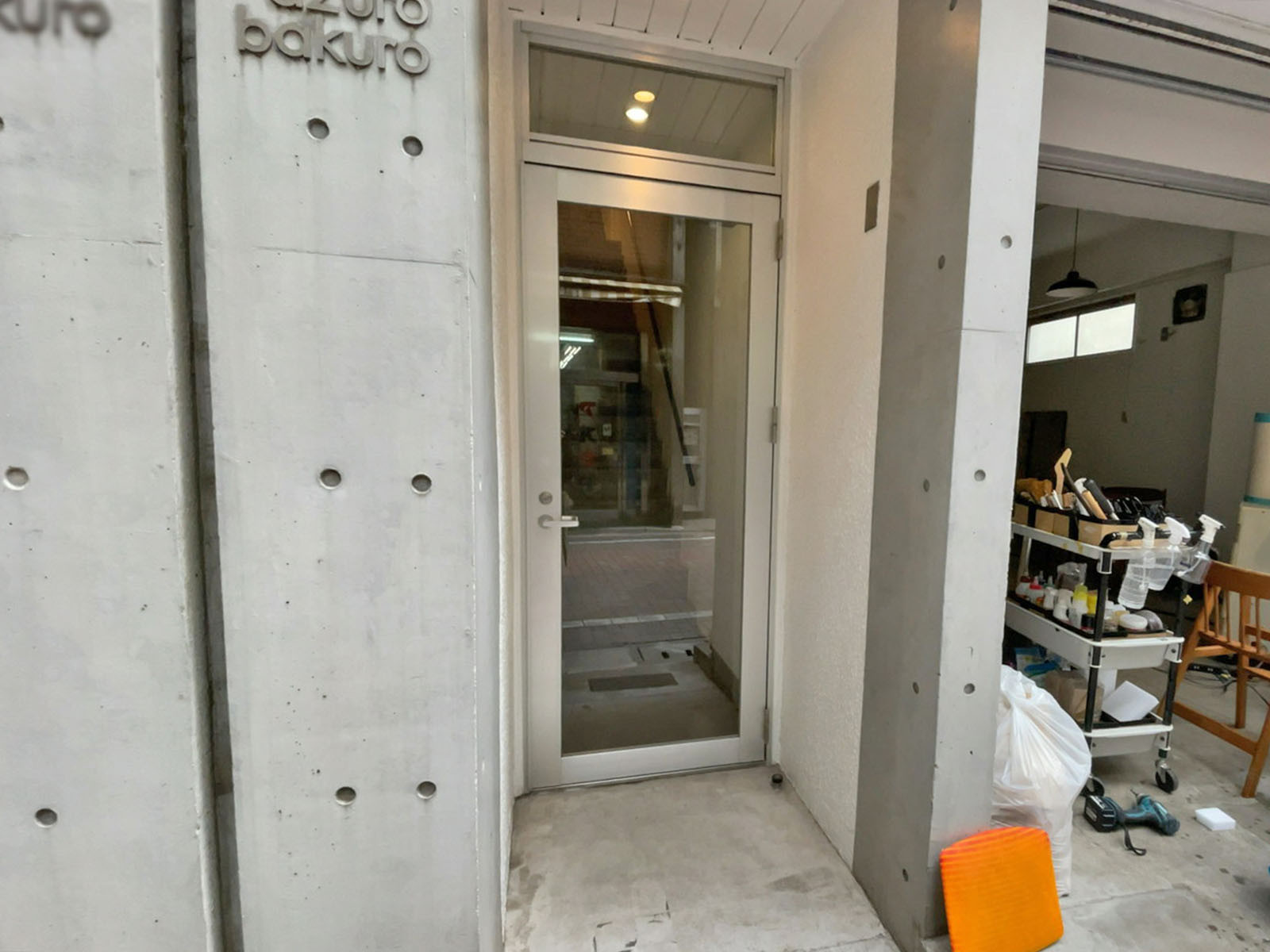オフィスビル出入口