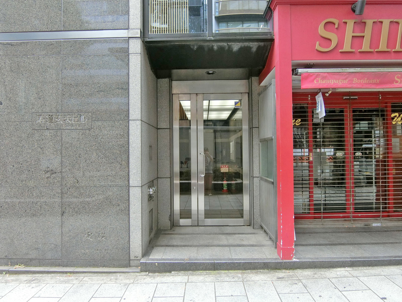 オフィスビル出入口