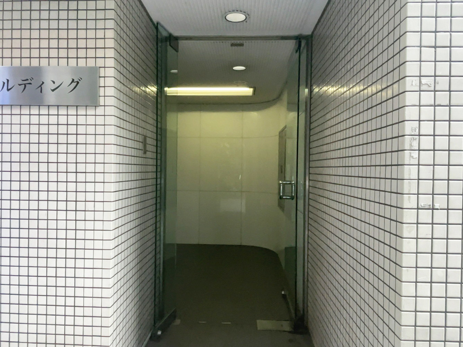 オフィスビル出入口