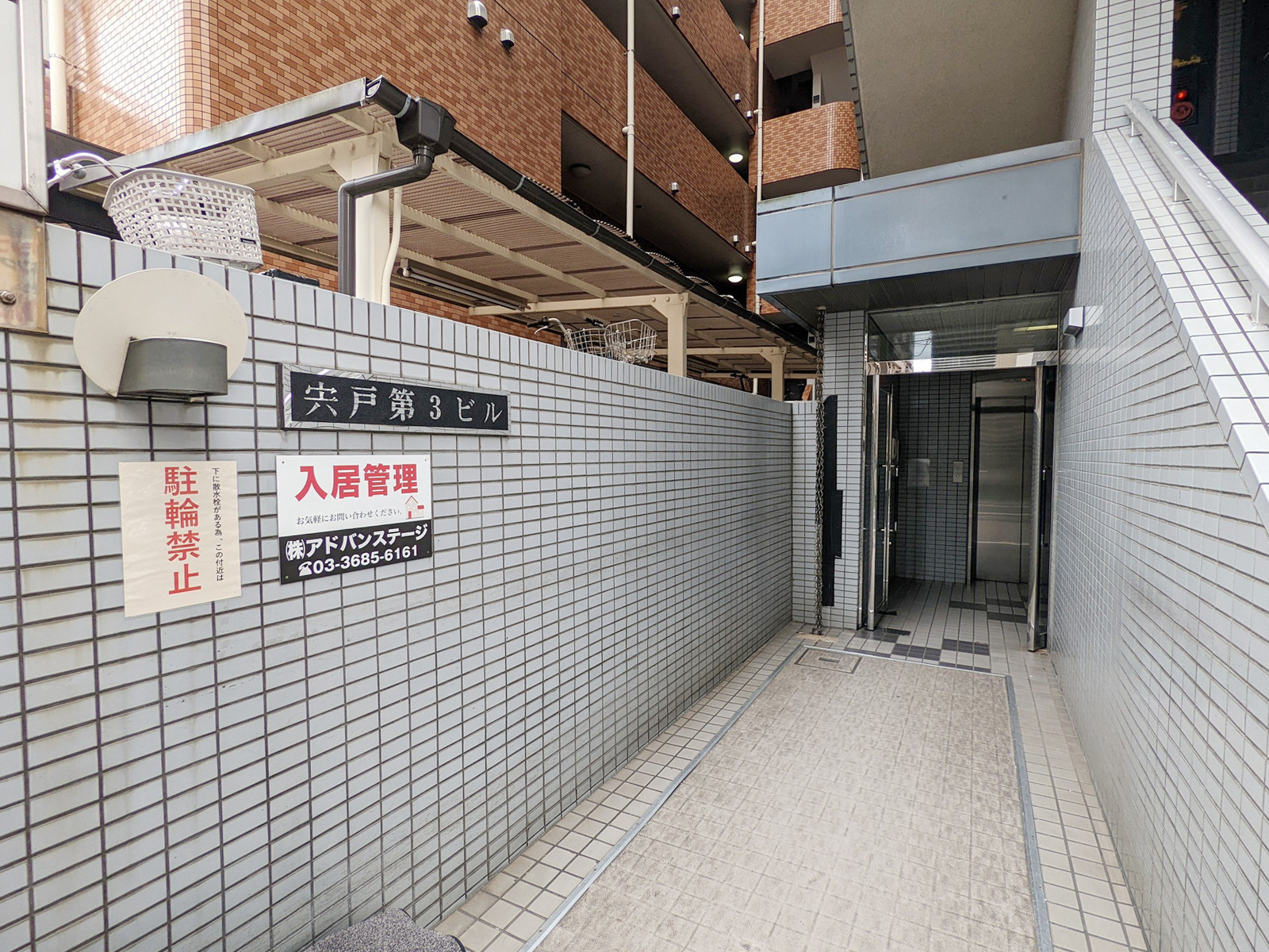 オフィスビル出入口