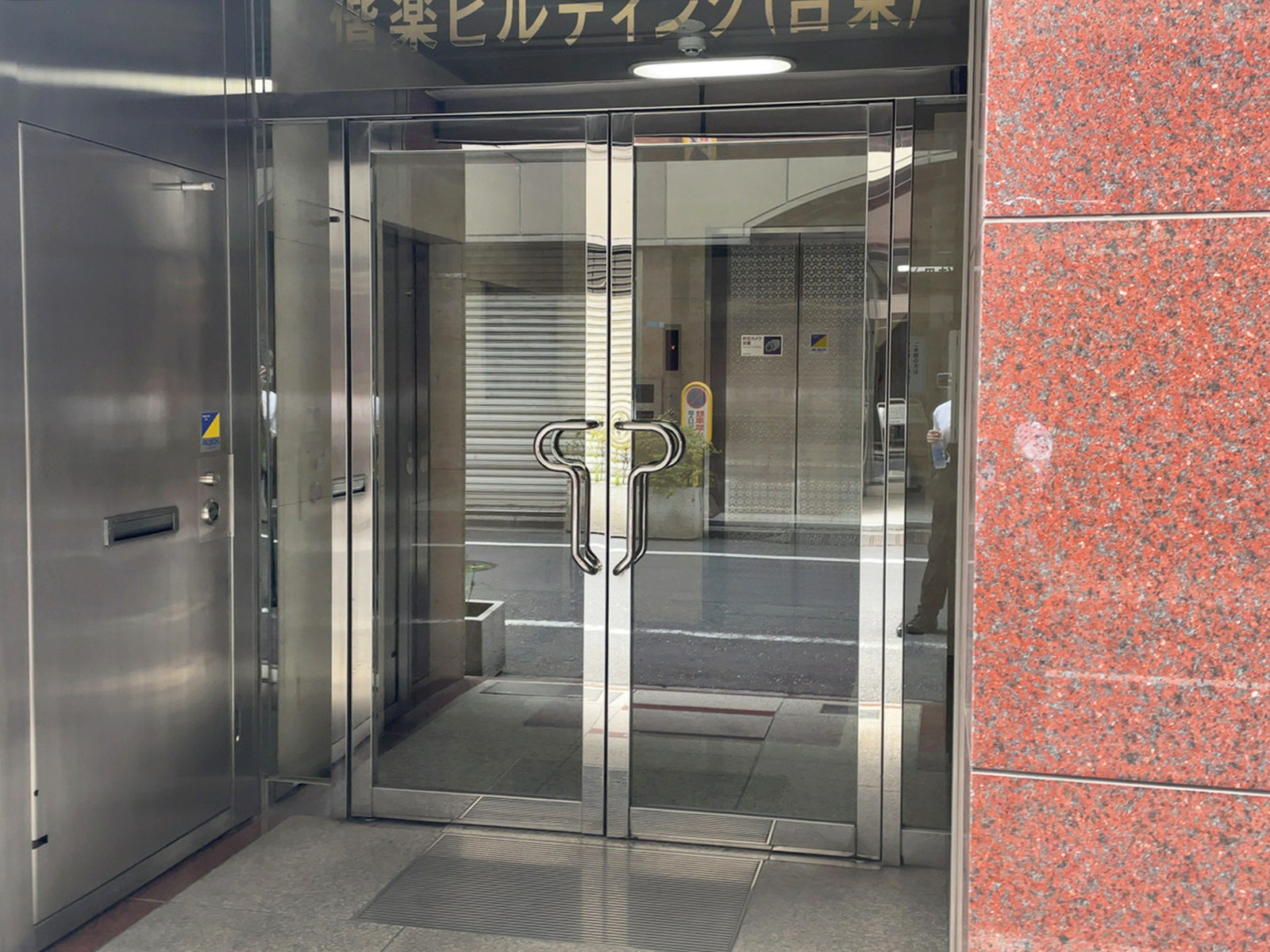 オフィスビル出入口