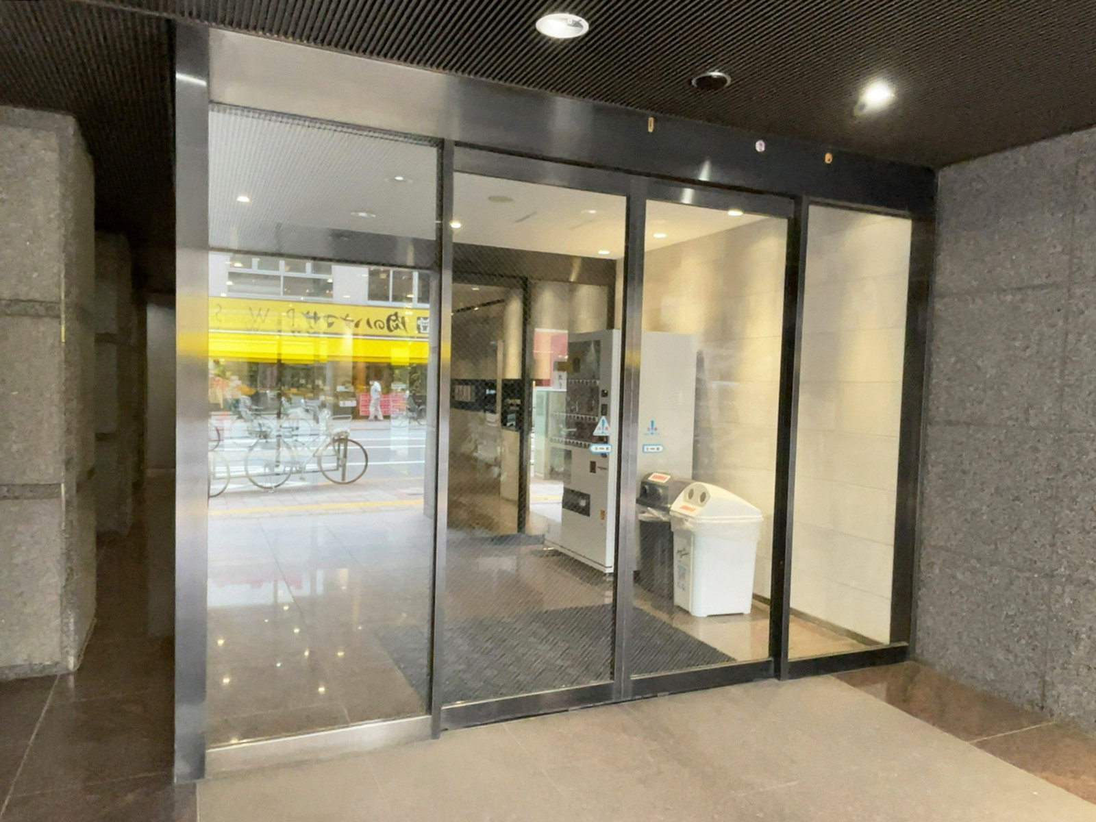 オフィスビル出入口