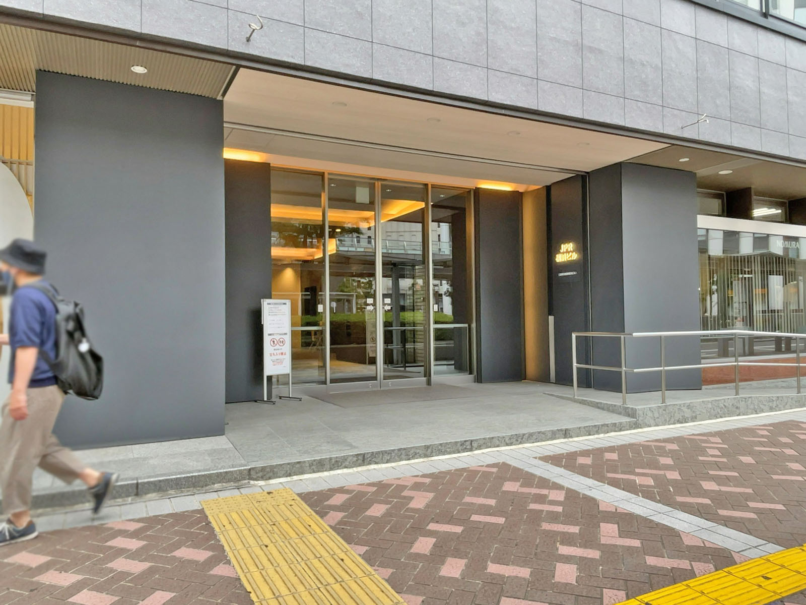 オフィスビル出入口