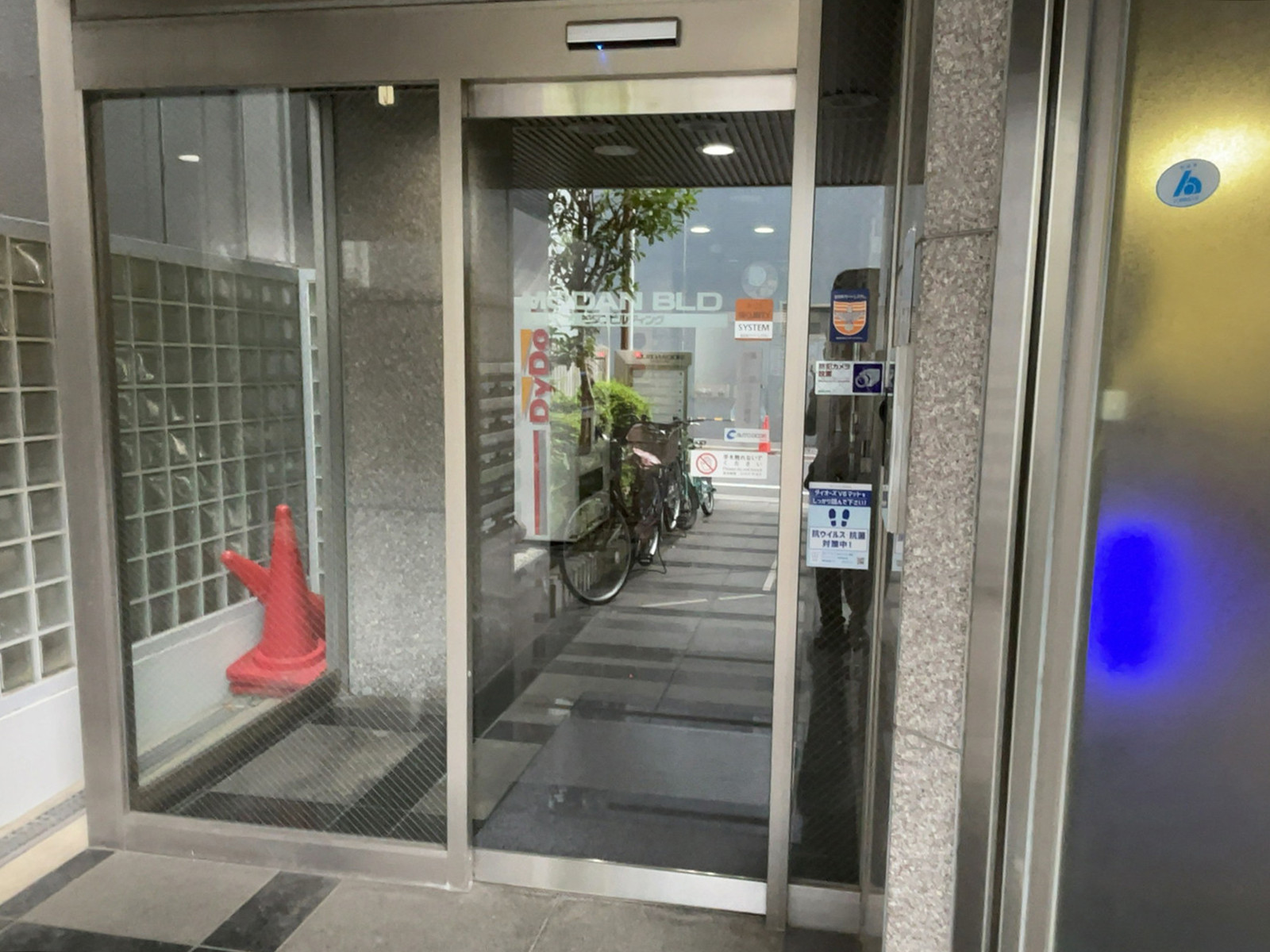 オフィスビル出入口
