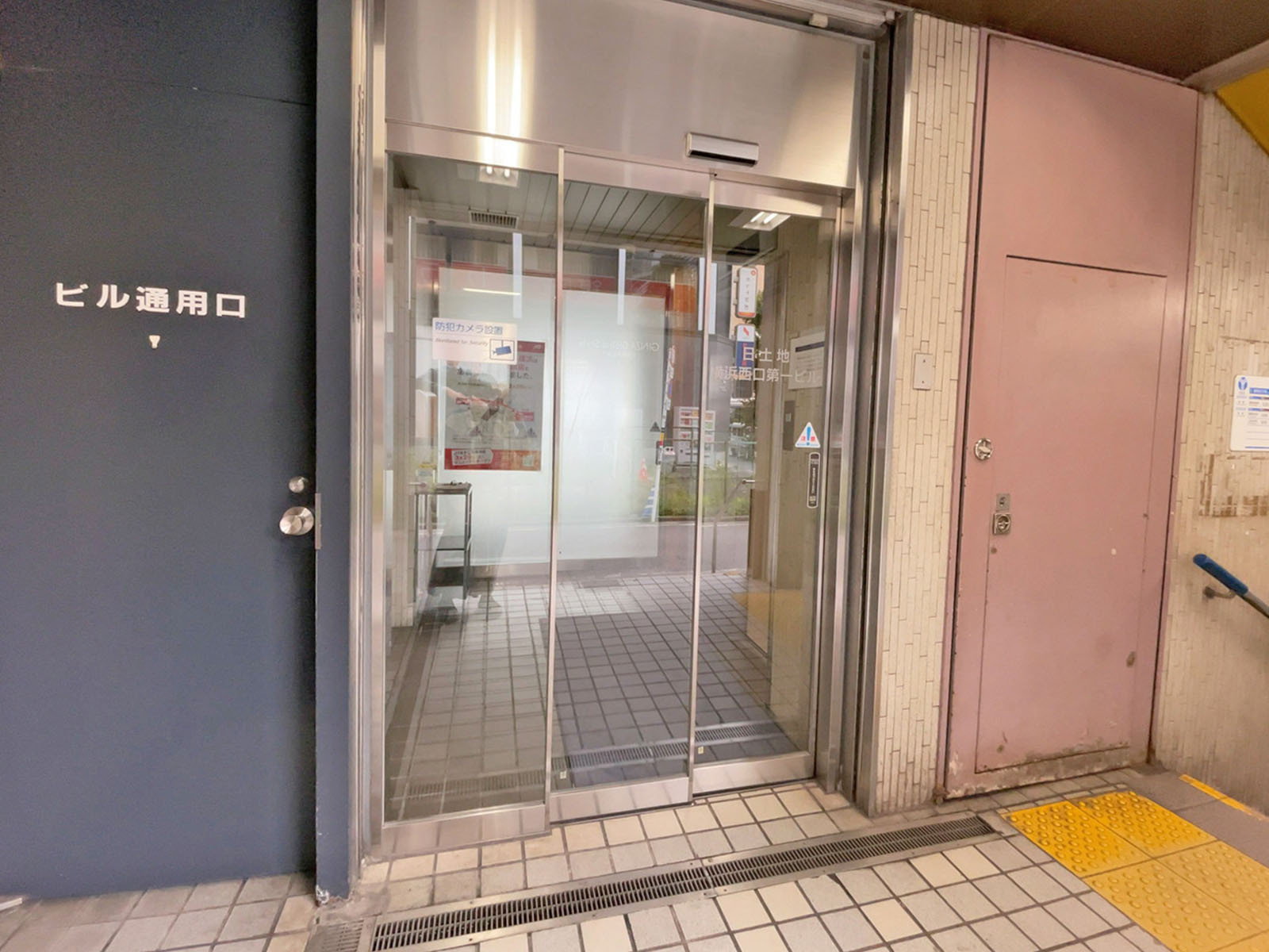 オフィスビル出入口