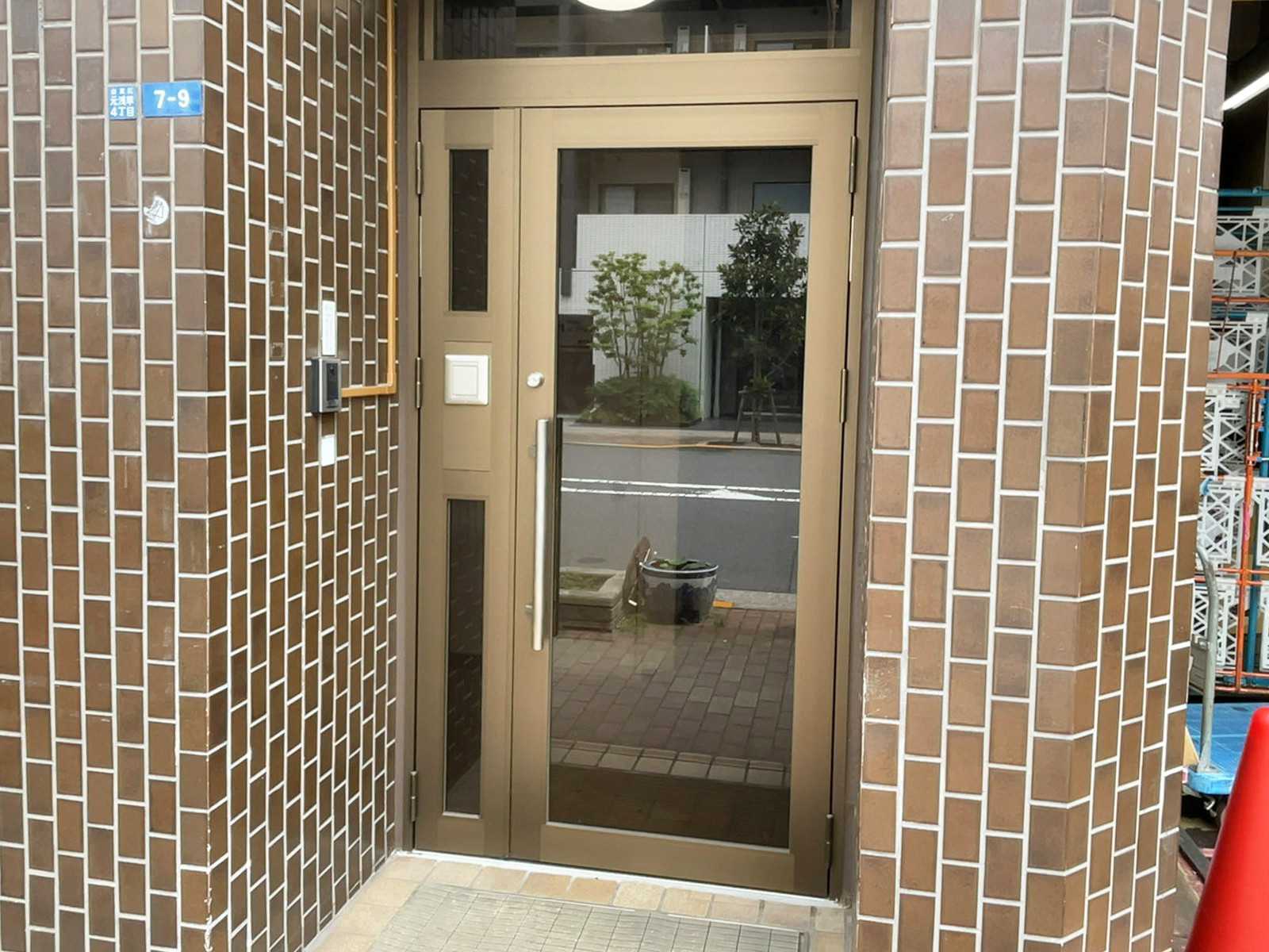 オフィスビル出入口