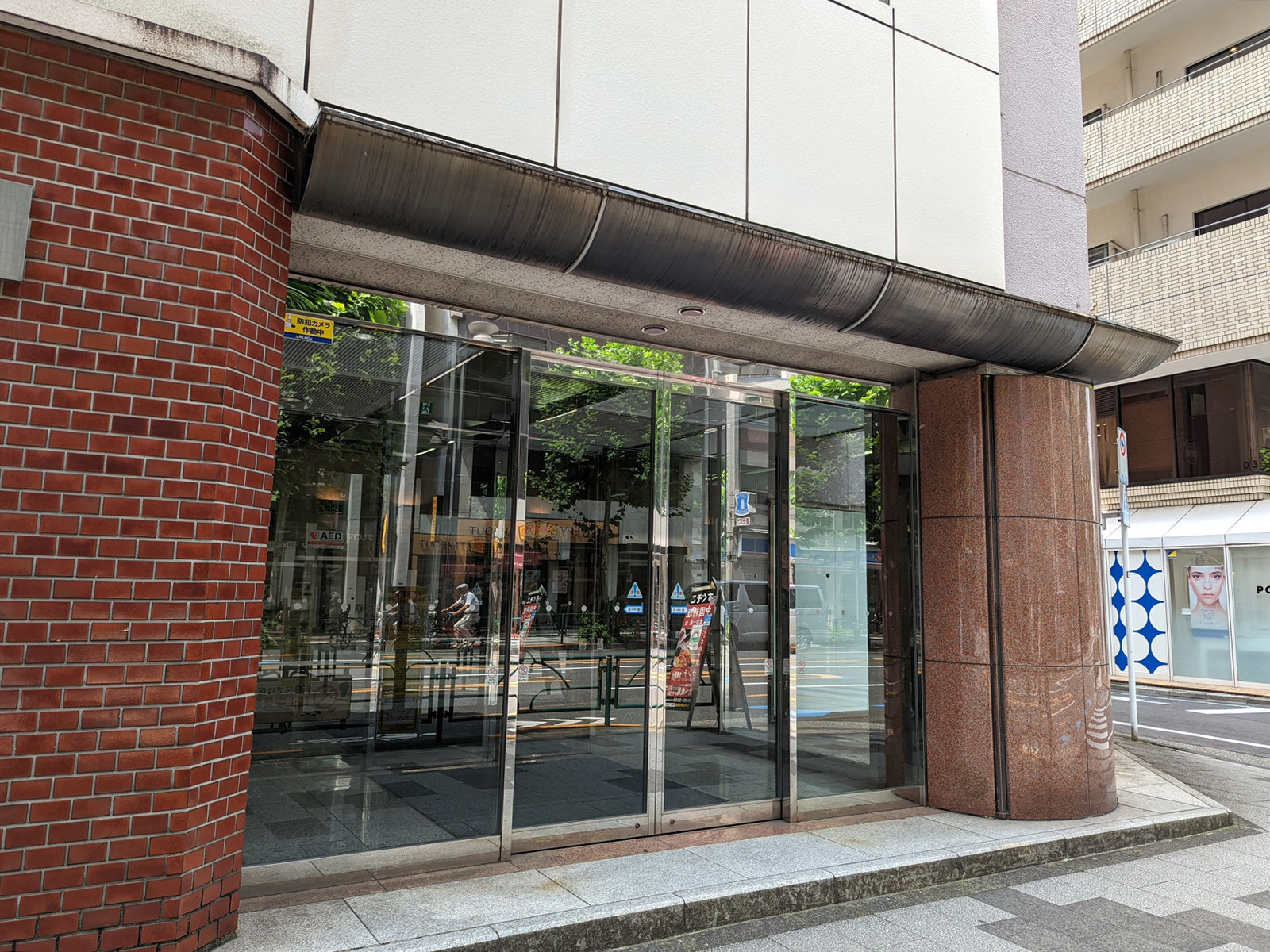 オフィスビル出入口