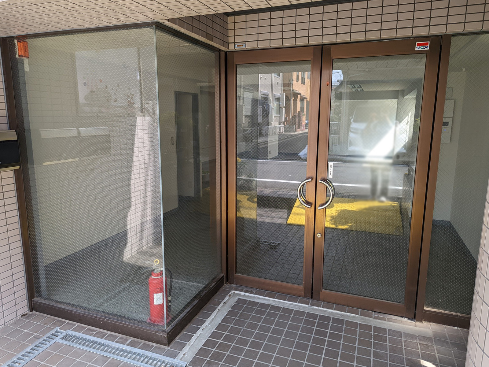 オフィスビル出入口
