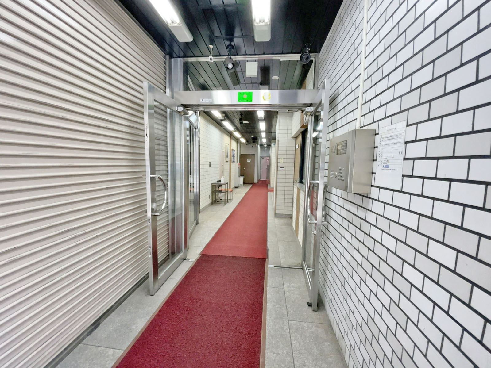 オフィスビル出入り口