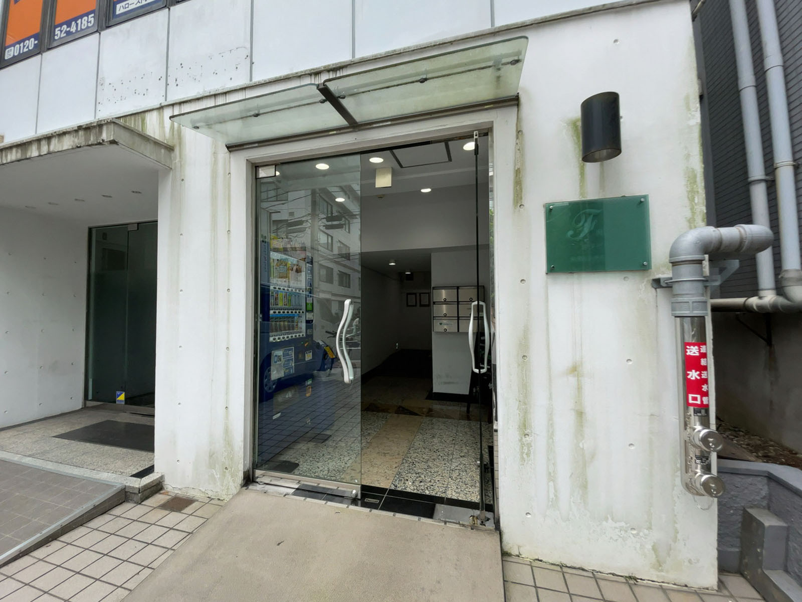 オフィスビル出入口