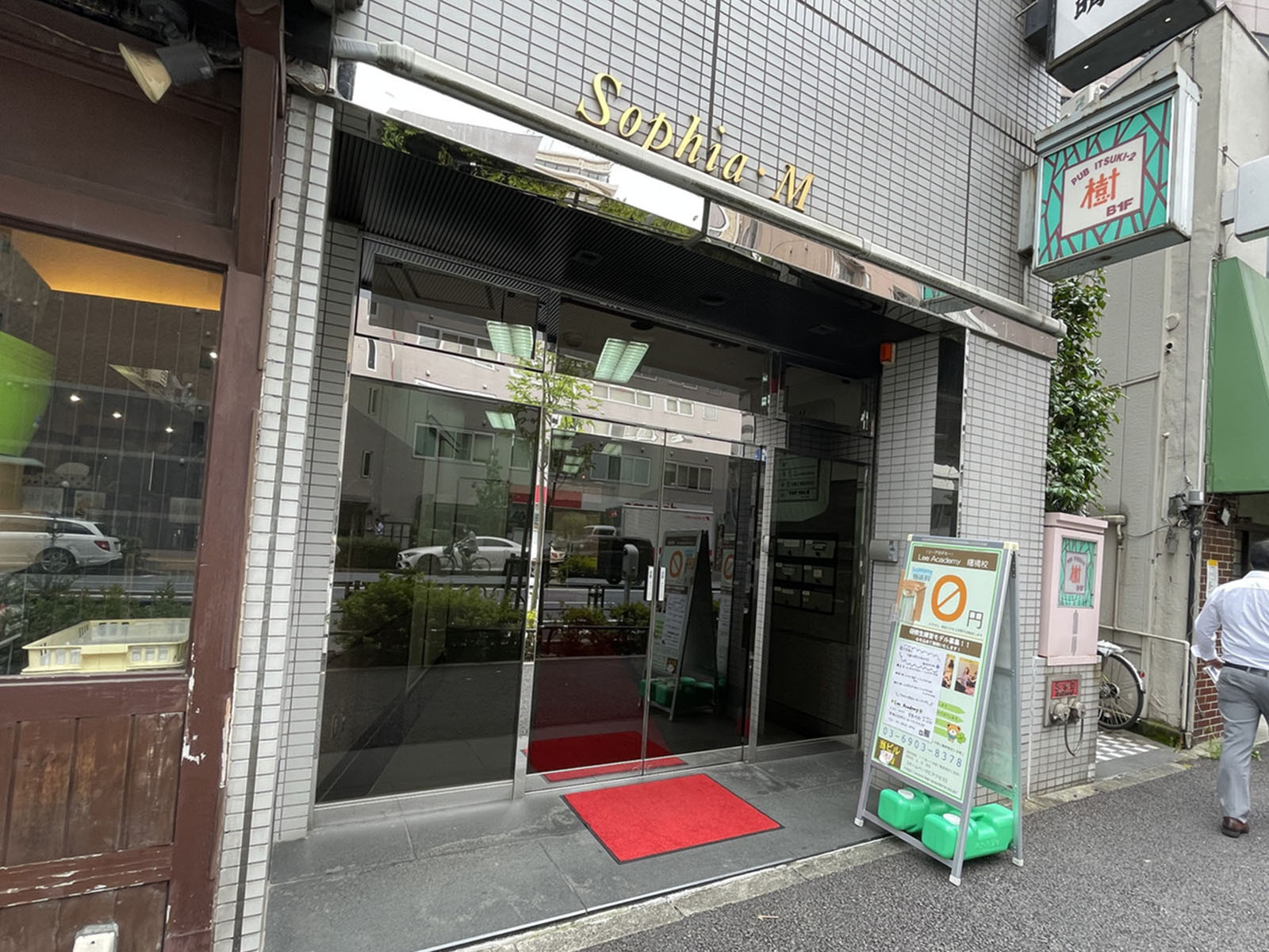 オフィスビル出入口