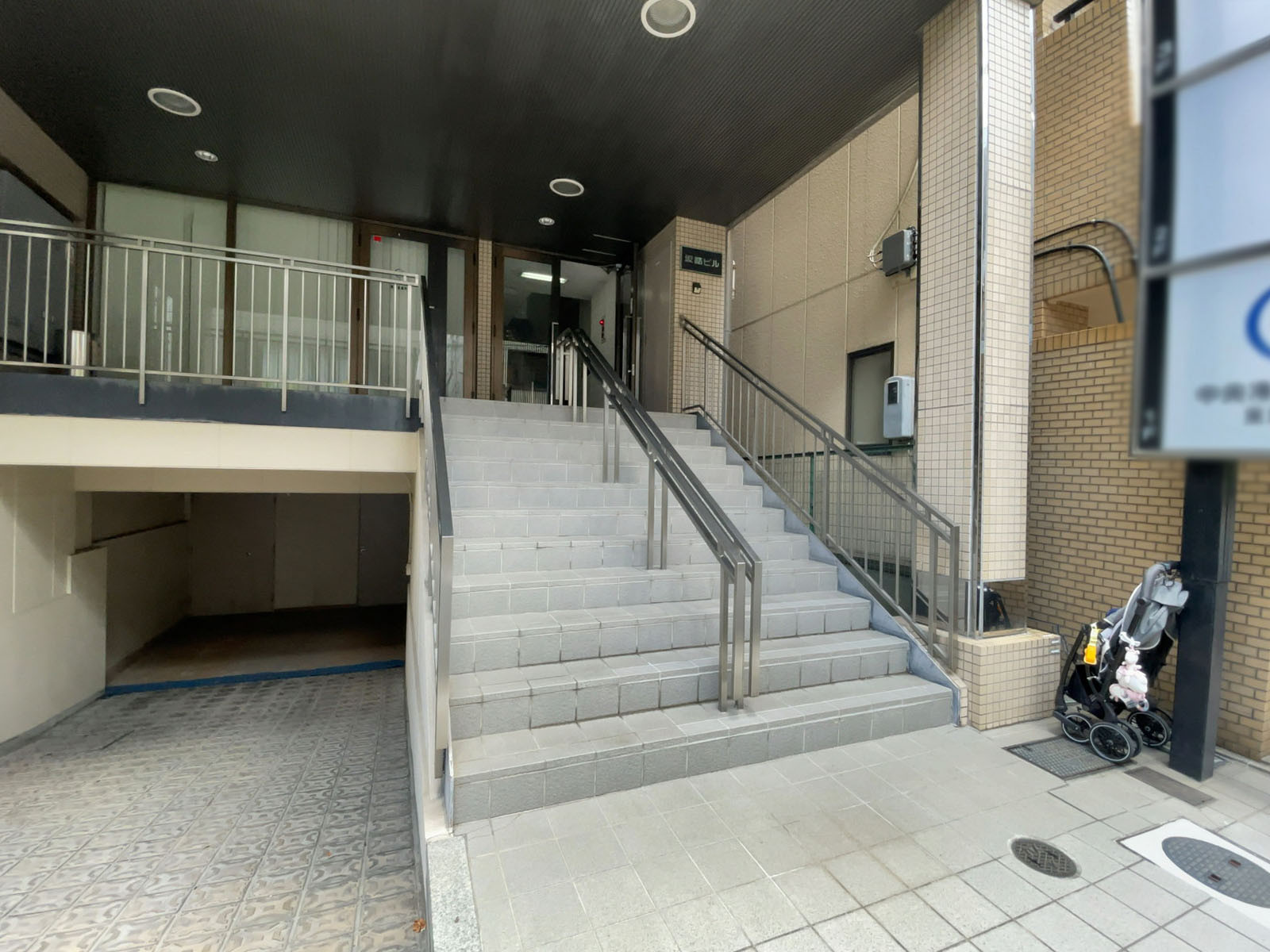 オフィスビル出入り口