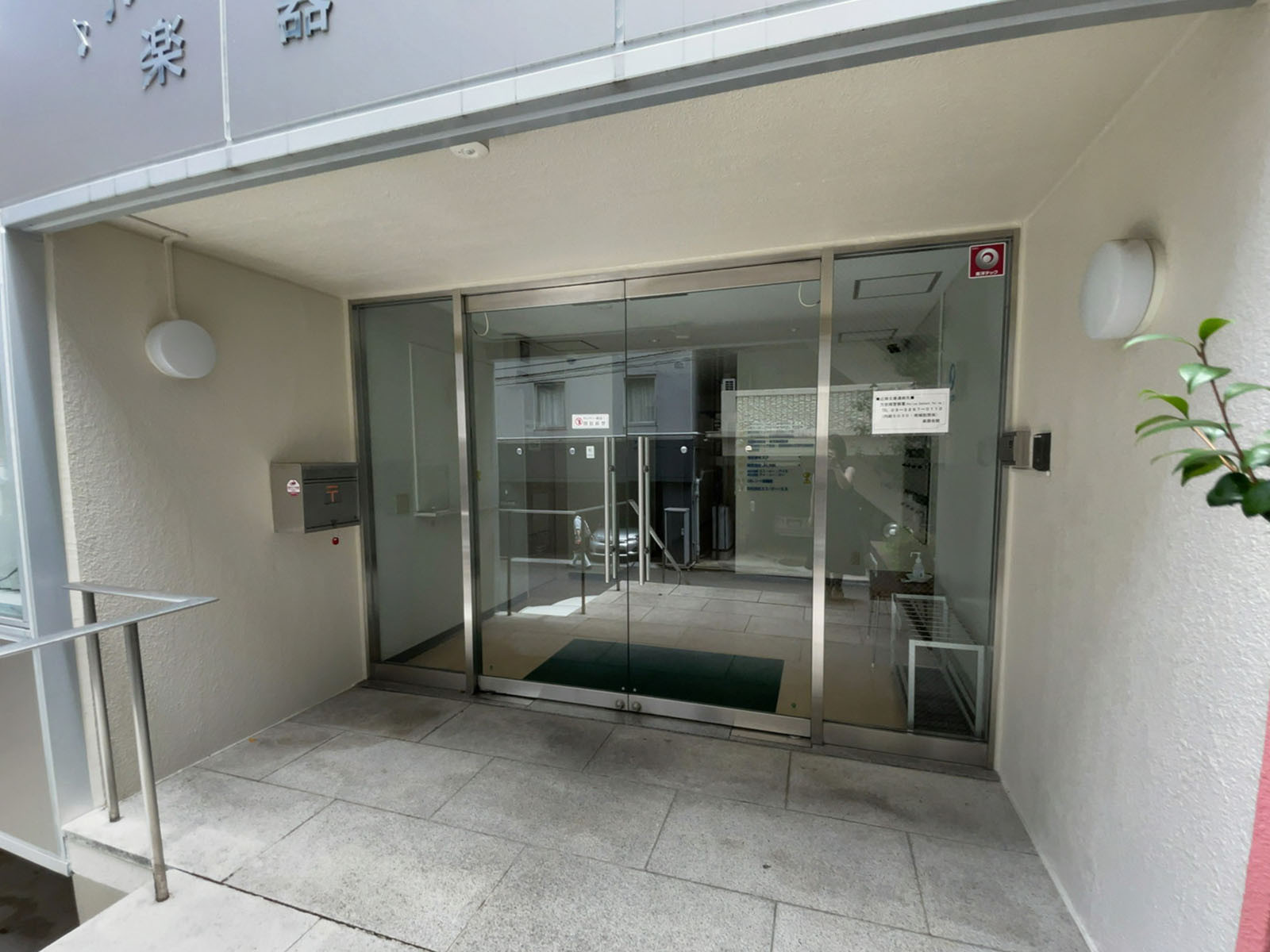オフィスビル出入口