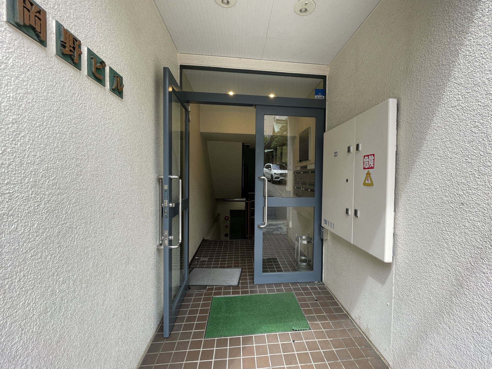 オフィスビル出入口