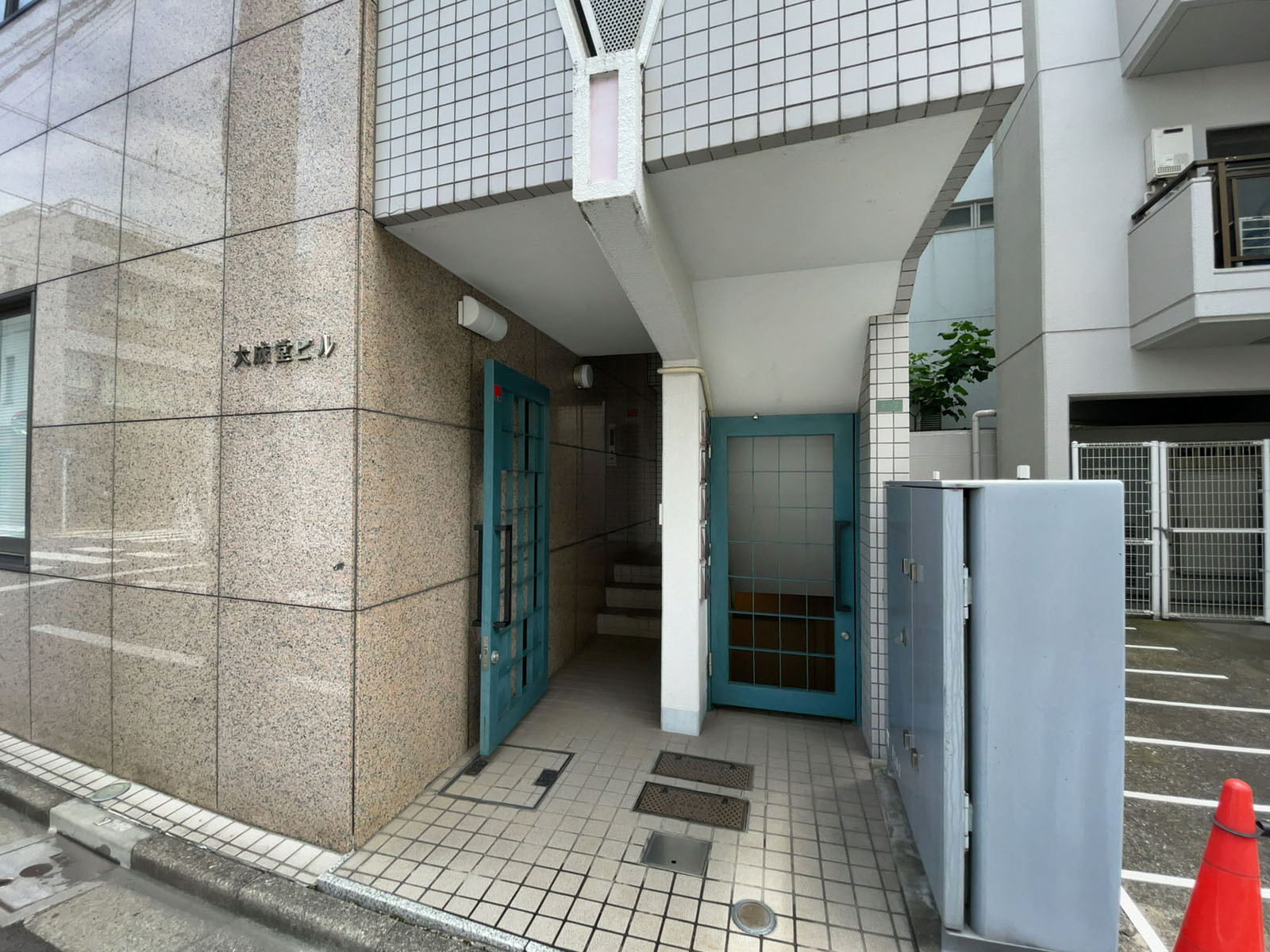 オフィスビル出入口