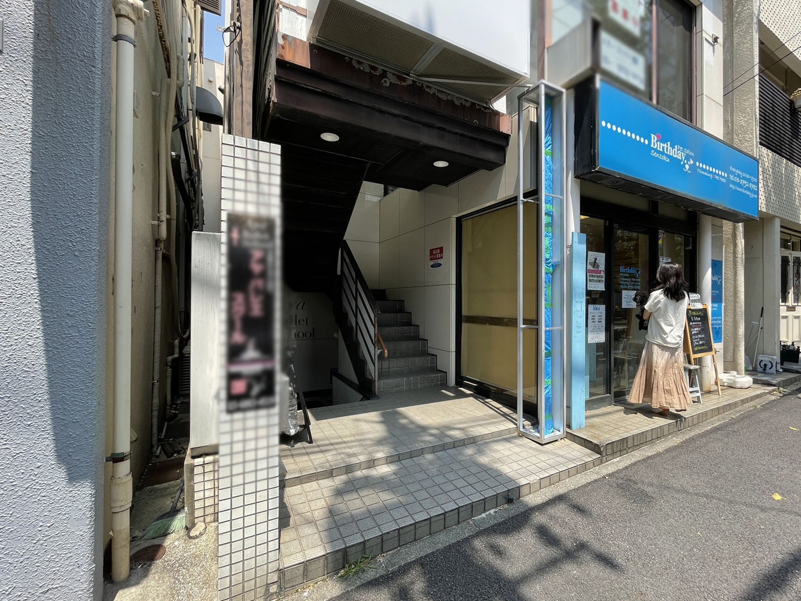 オフィスビル出入り口