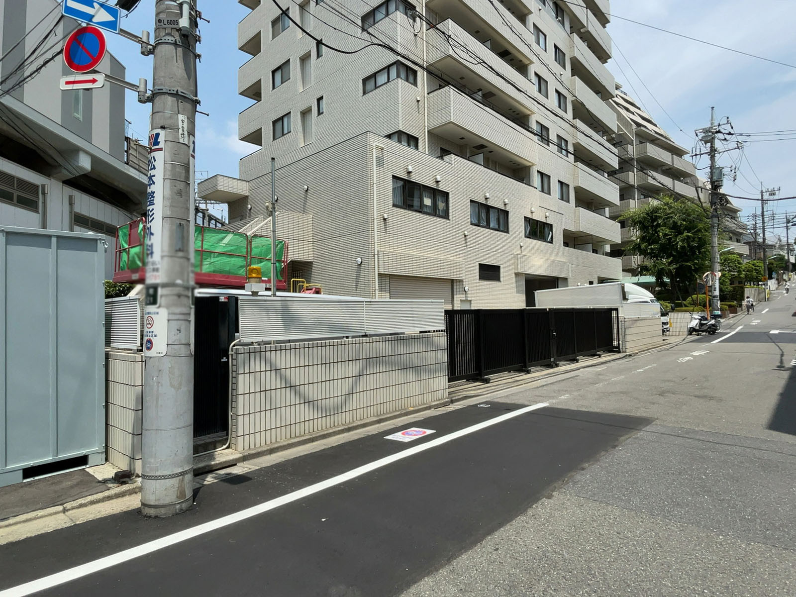 オフィスビル出入り口