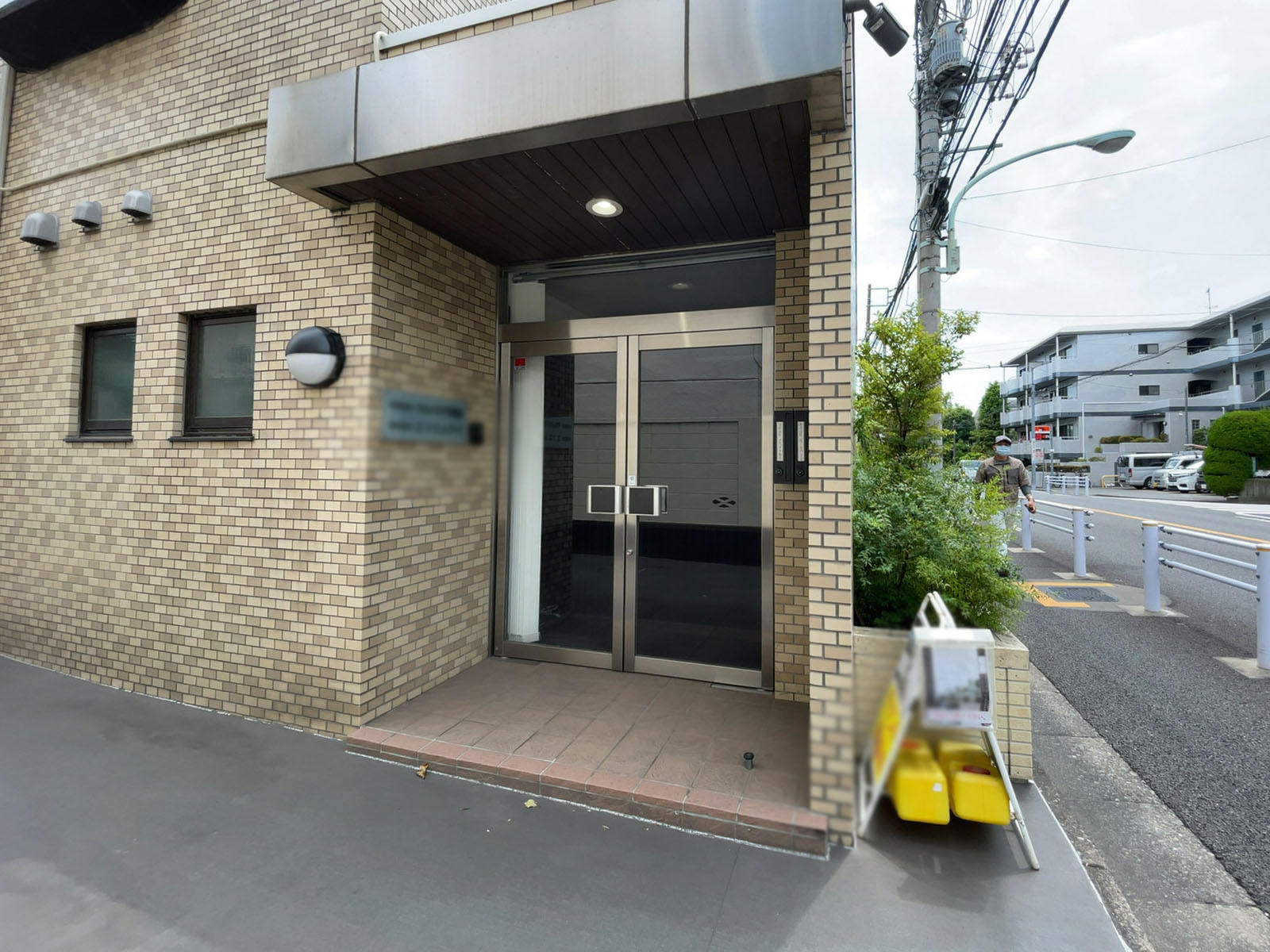 オフィスビル出入り口
