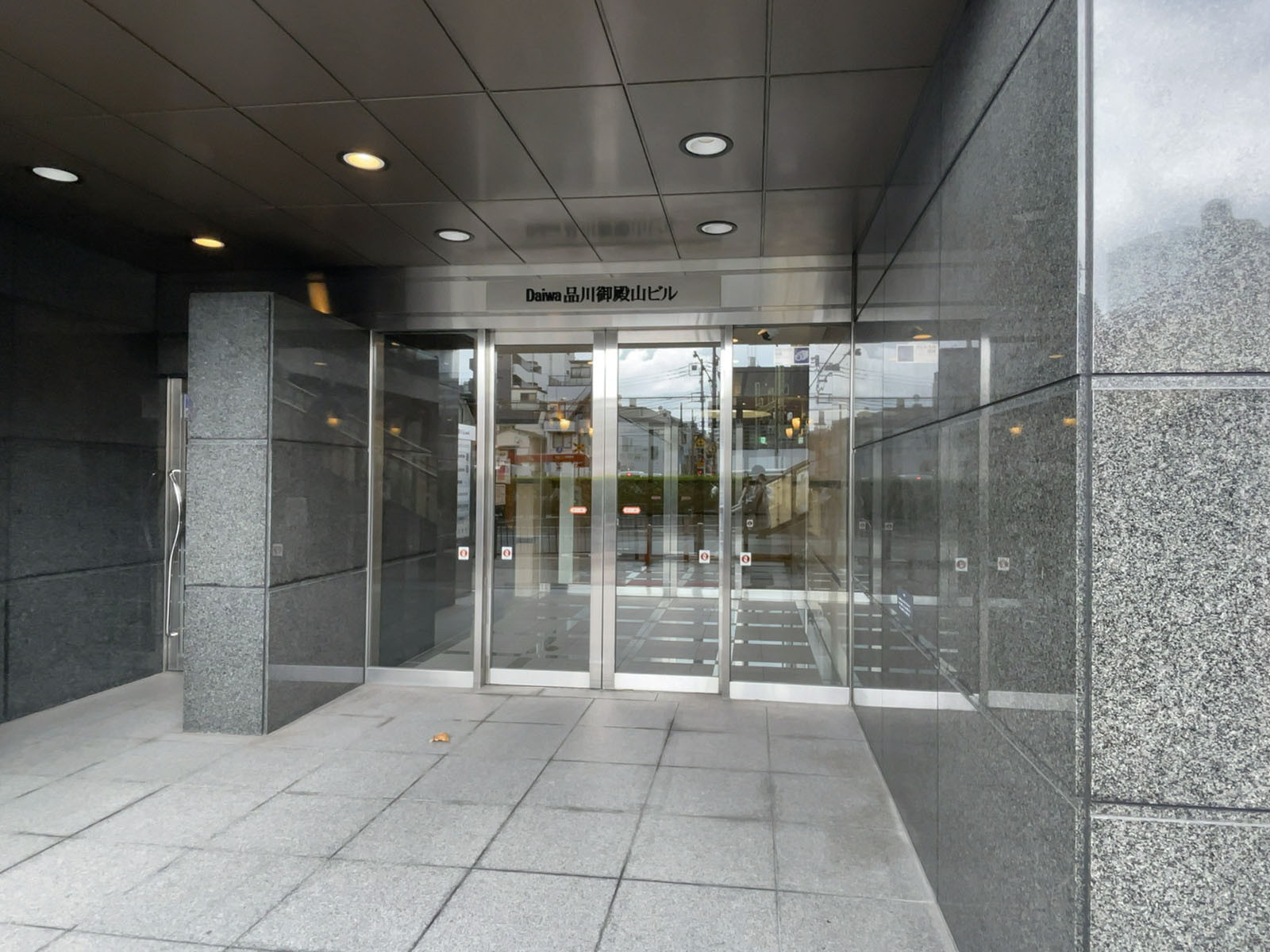 オフィスビル出入り口