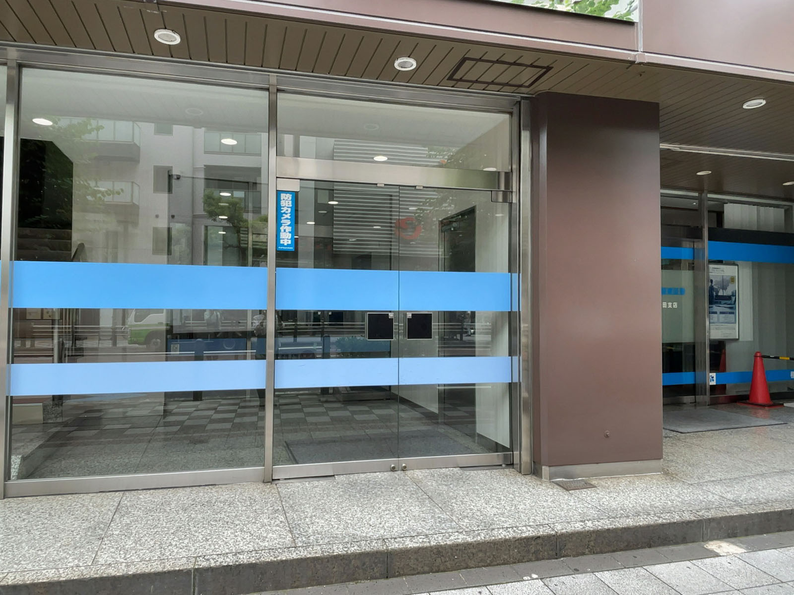 オフィスビル出入り口