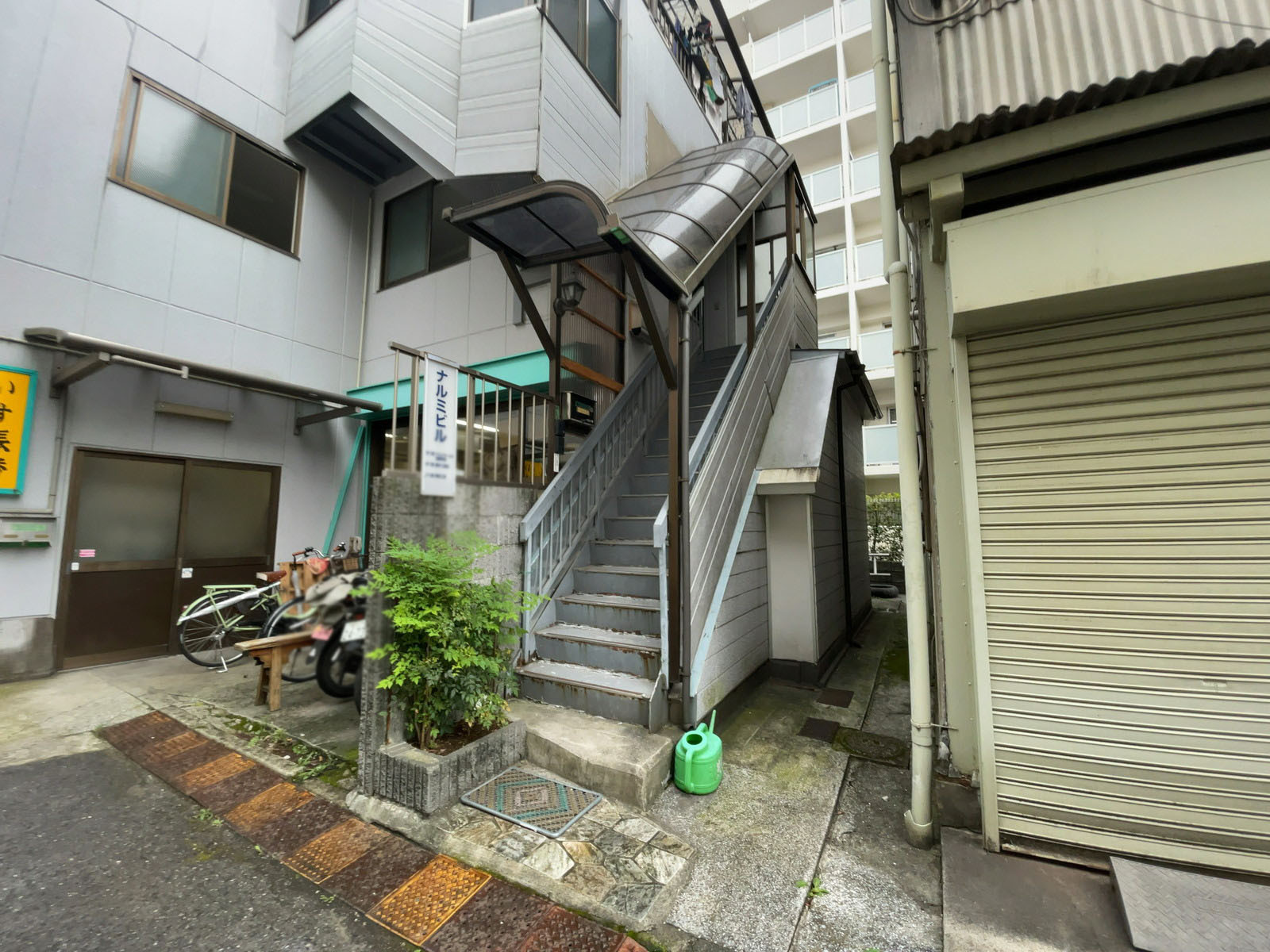 オフィスビル出入り口