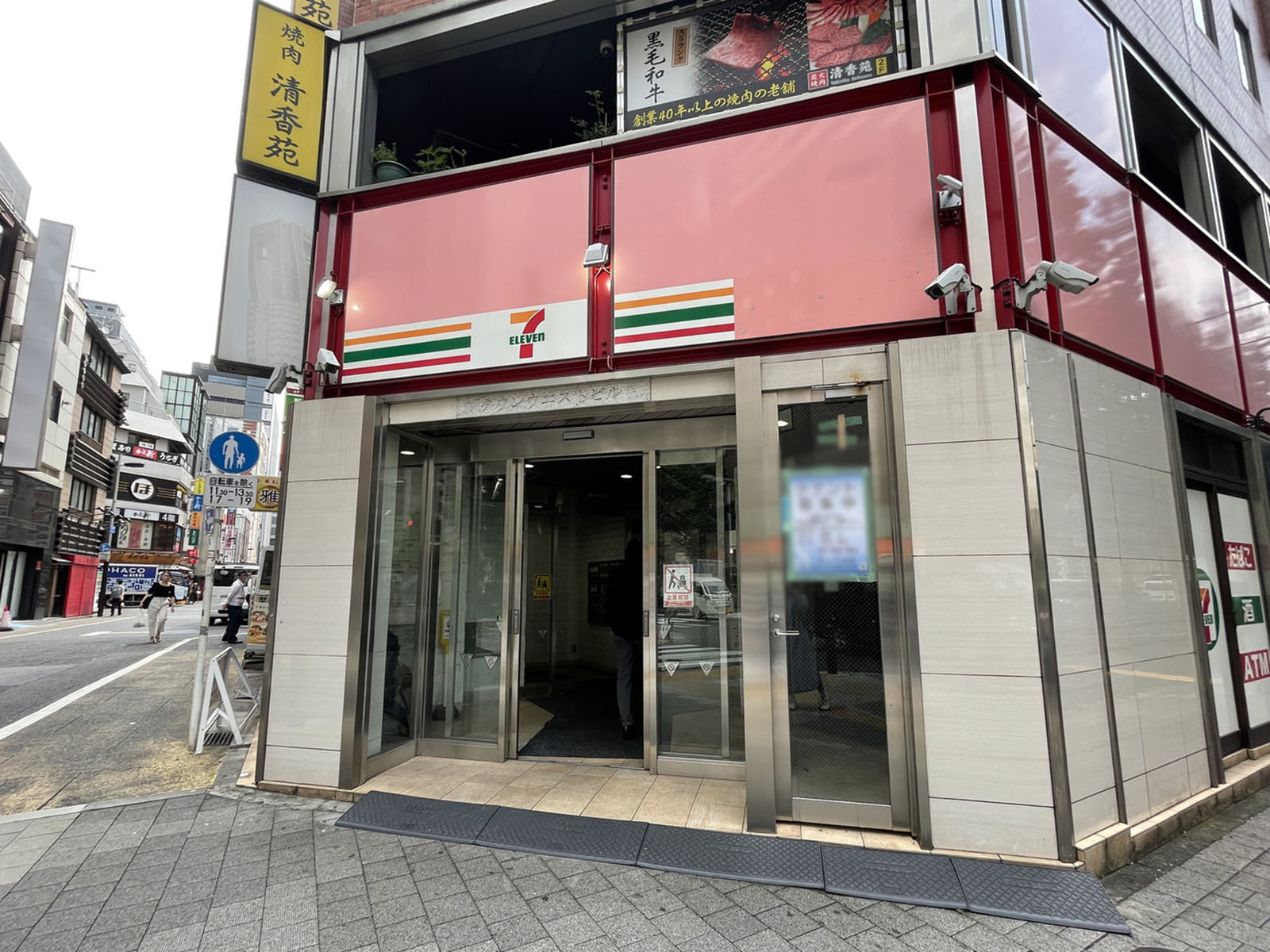 オフィスビル出入口