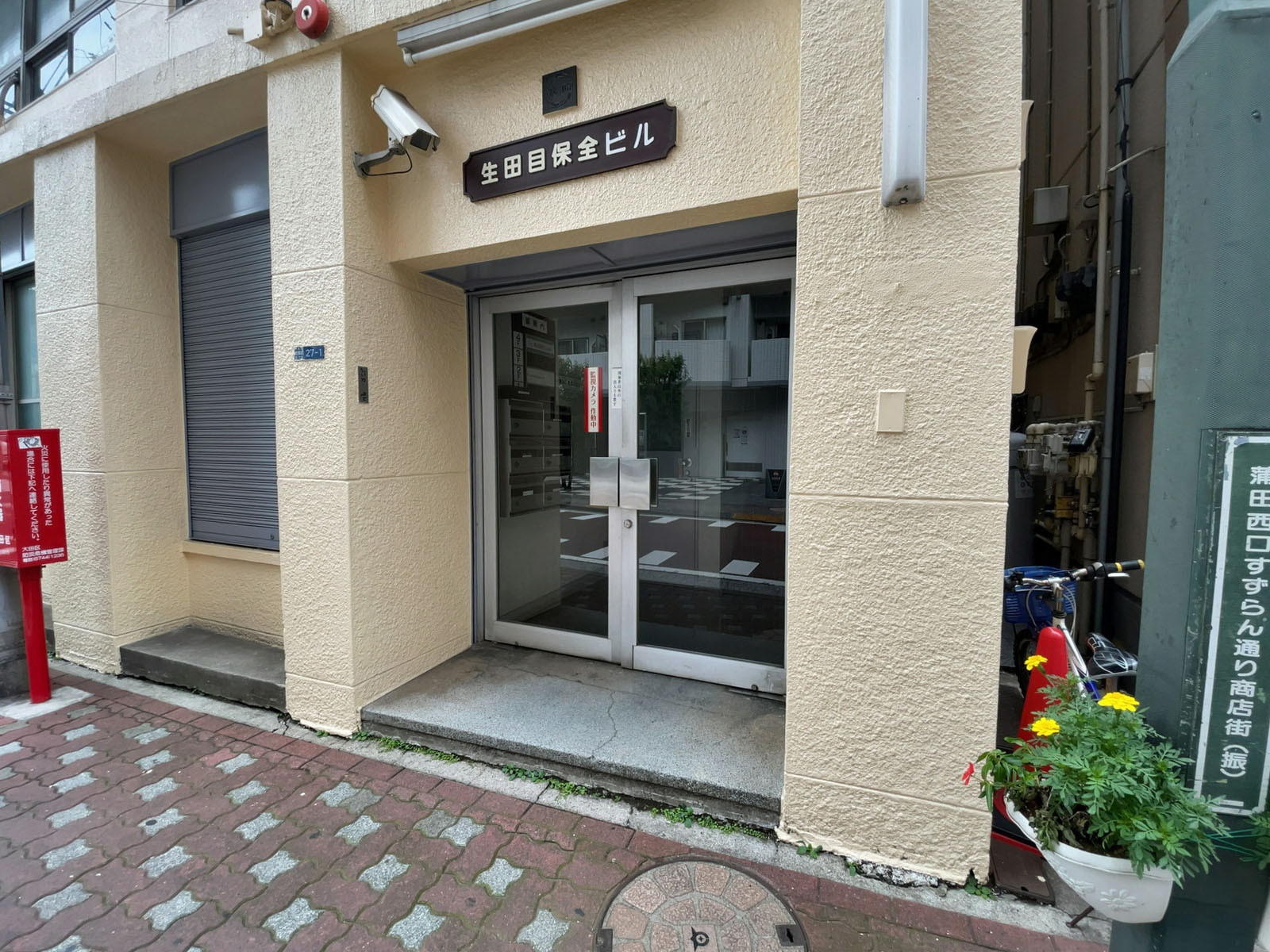 オフィスビル出入り口