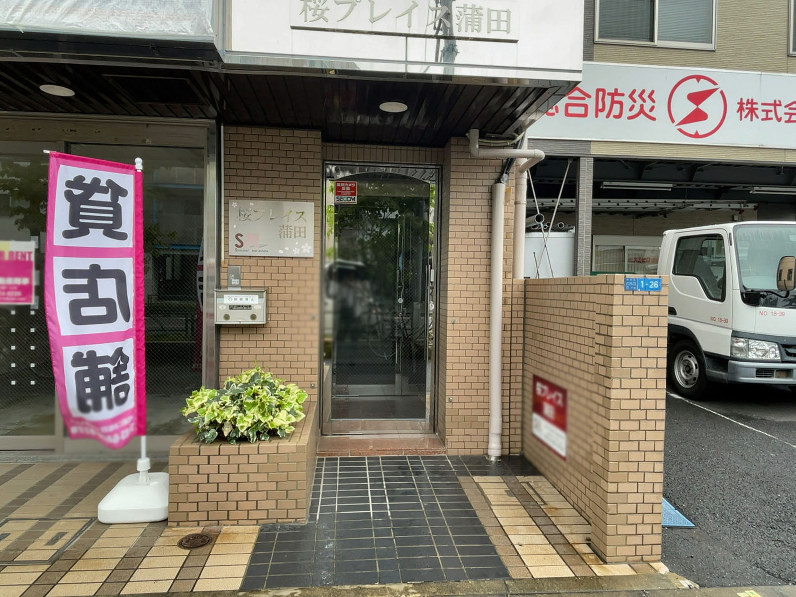 オフィスビル出入り口