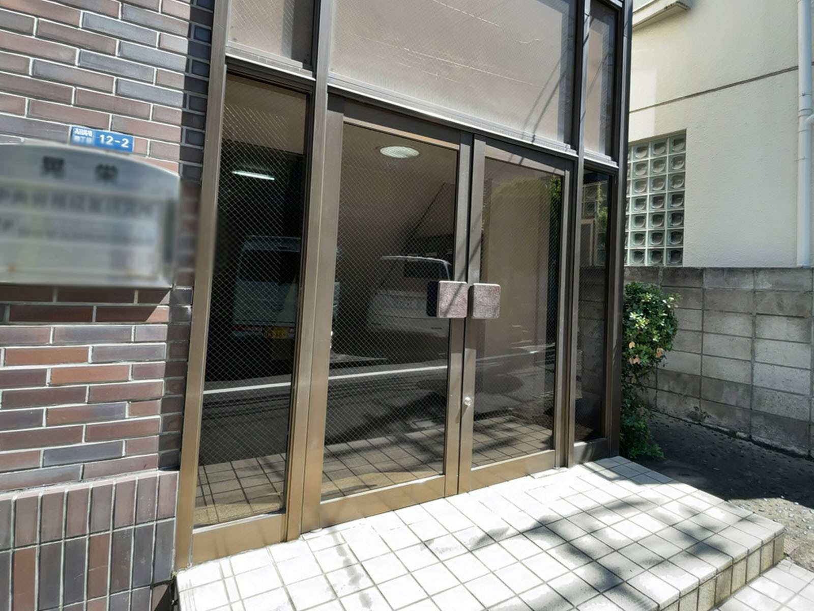 オフィスビル出入口