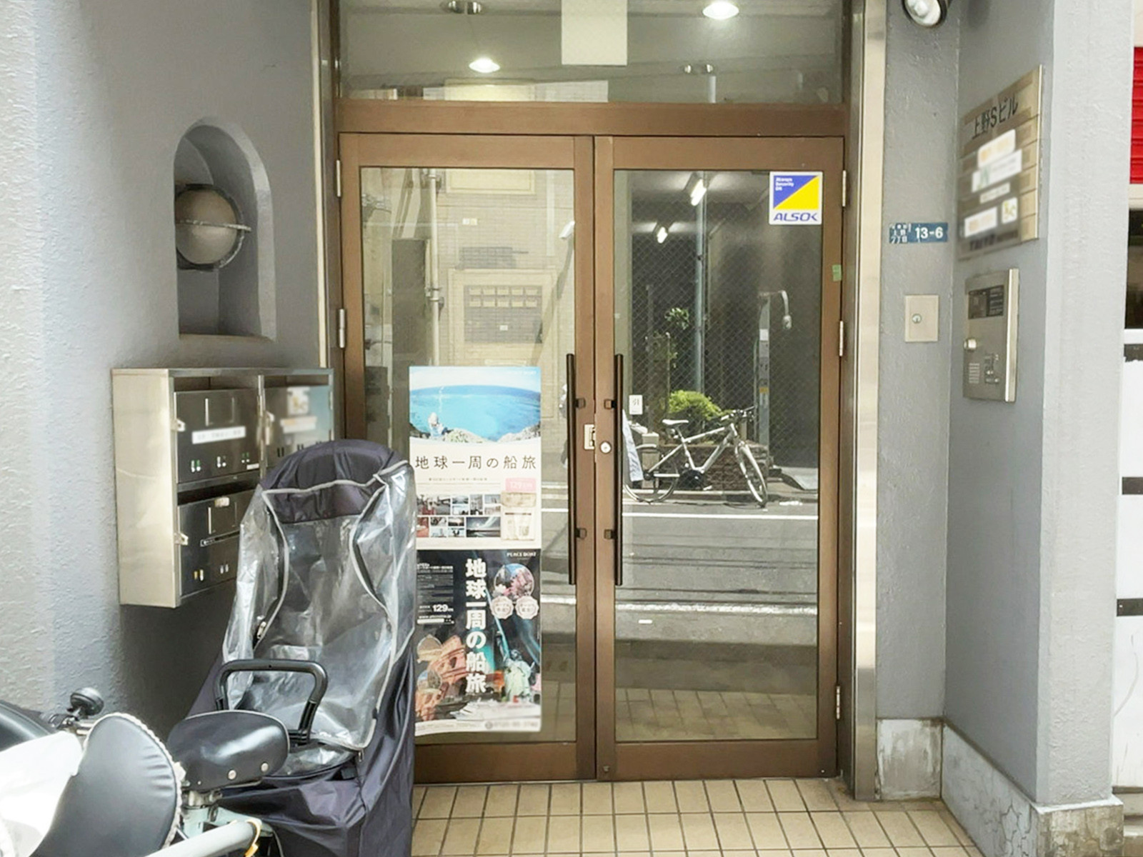 オフィスビル出入口